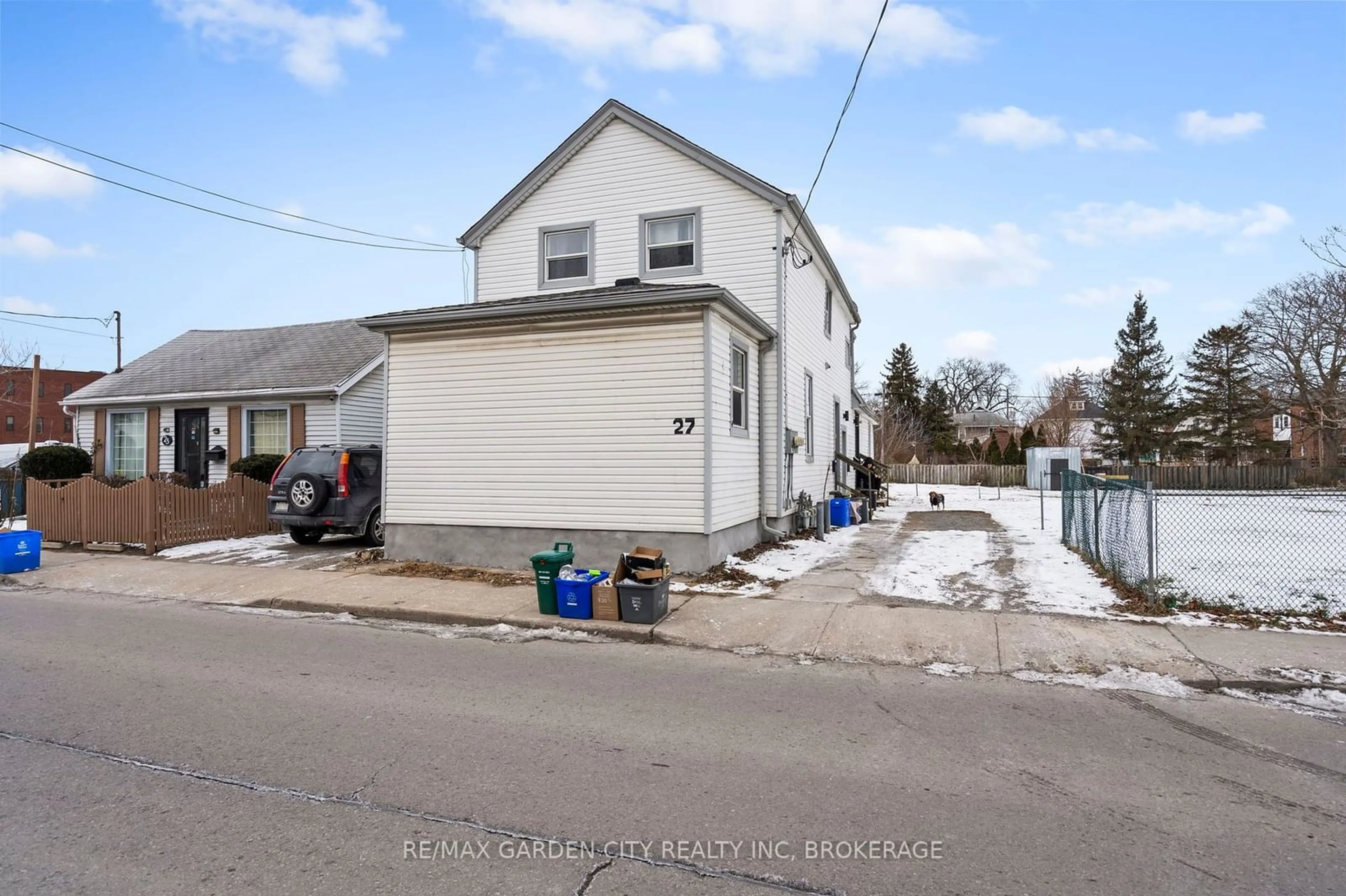 A pic from outside/outdoor area/front of a property/back of a property/a pic from drone, street for 27 Vine St, St. Catharines Ontario L2R 3X9