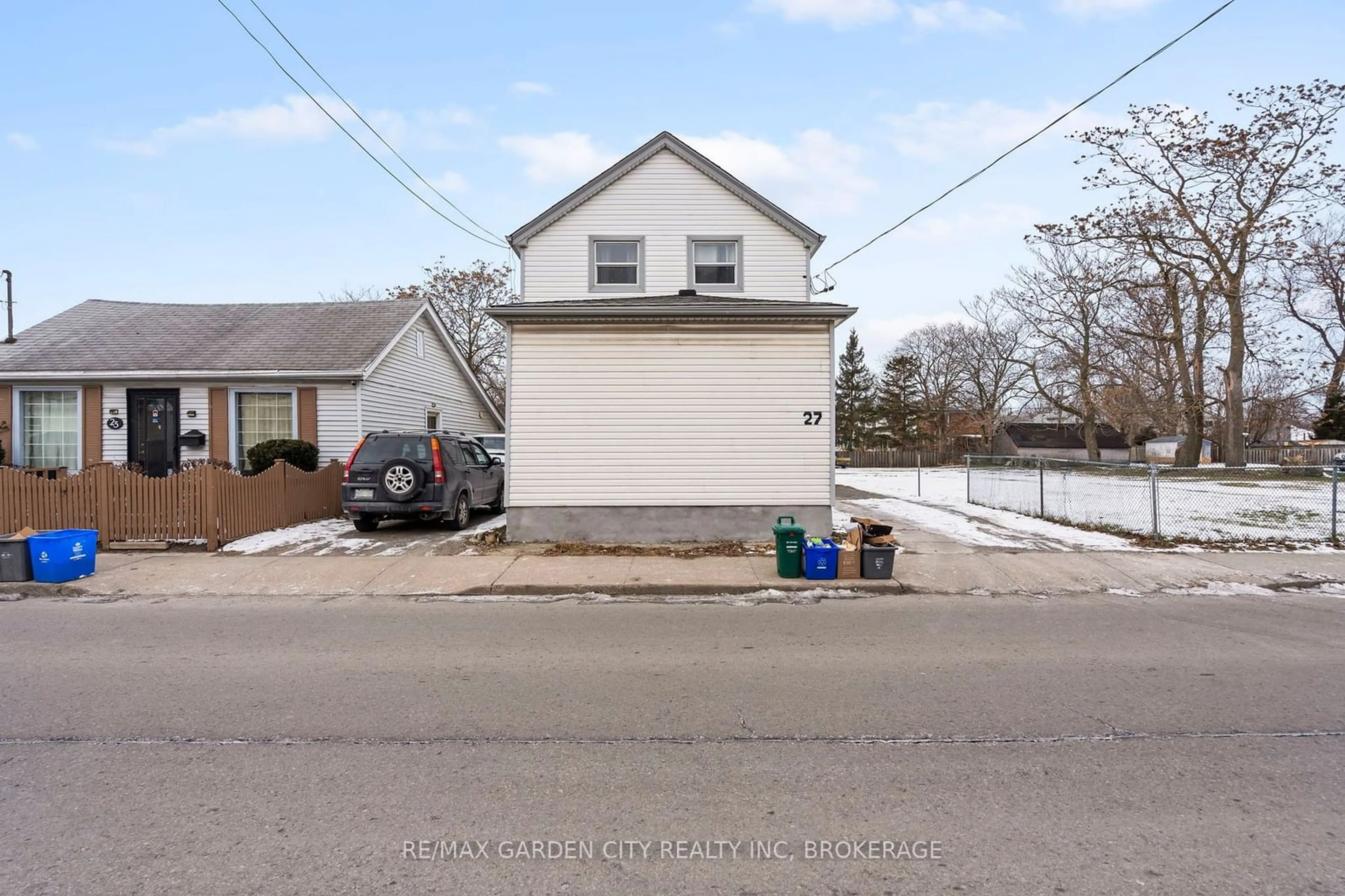 A pic from outside/outdoor area/front of a property/back of a property/a pic from drone, street for 27 Vine St, St. Catharines Ontario L2R 3X9