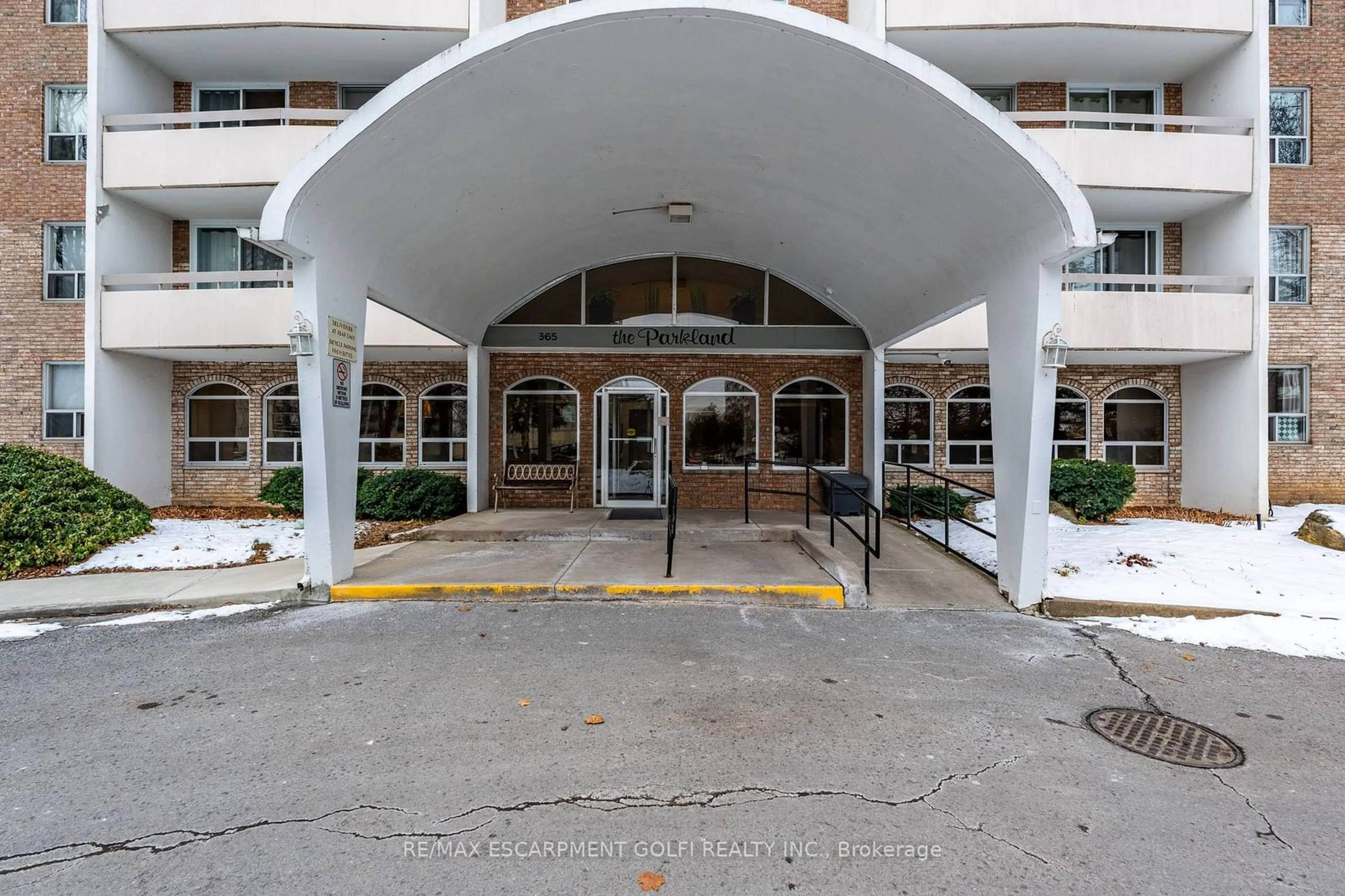 Indoor foyer for 365 Geneva St #602, St. Catharines Ontario L2N 5S7