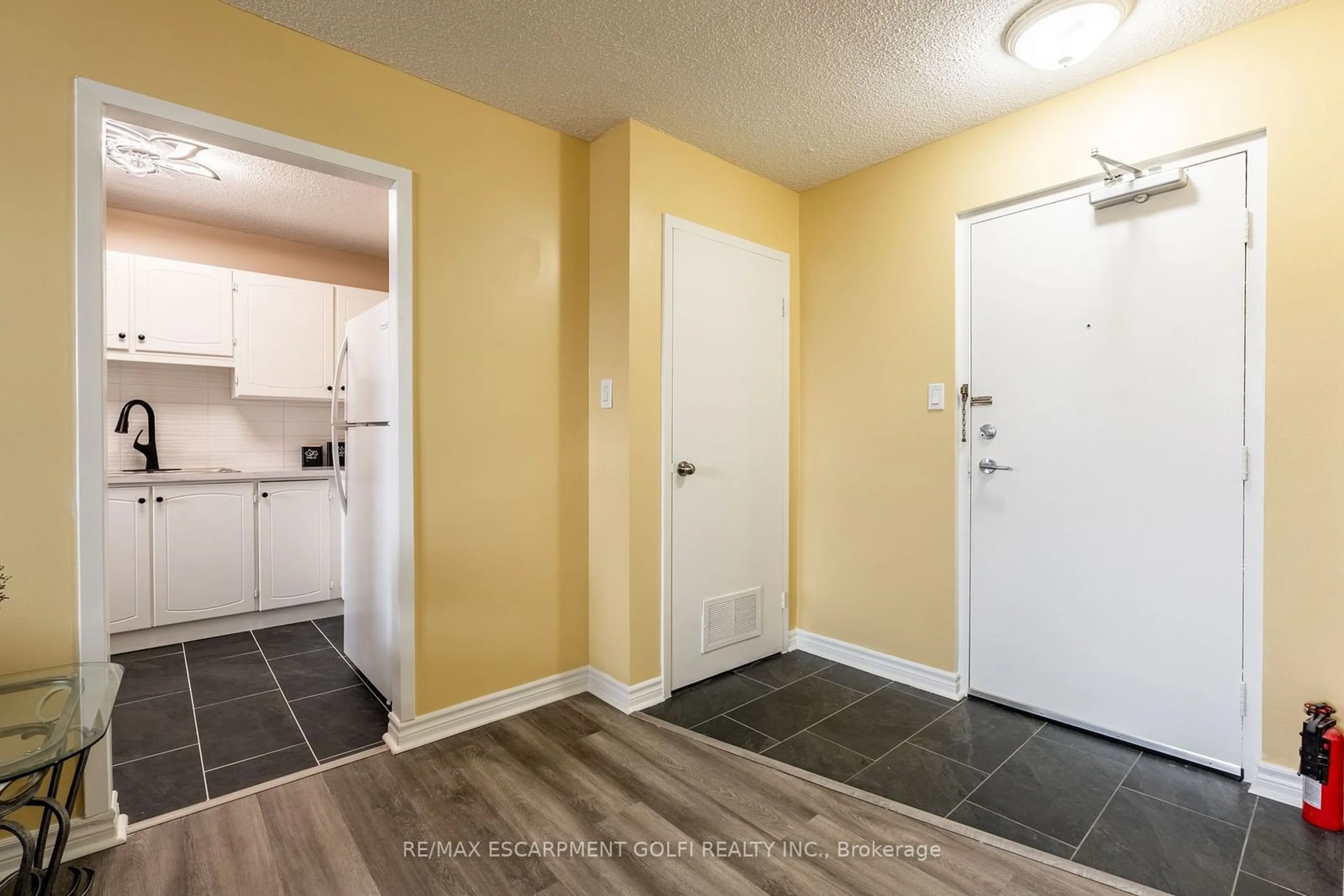 Indoor entryway for 365 Geneva St #602, St. Catharines Ontario L2N 5S7