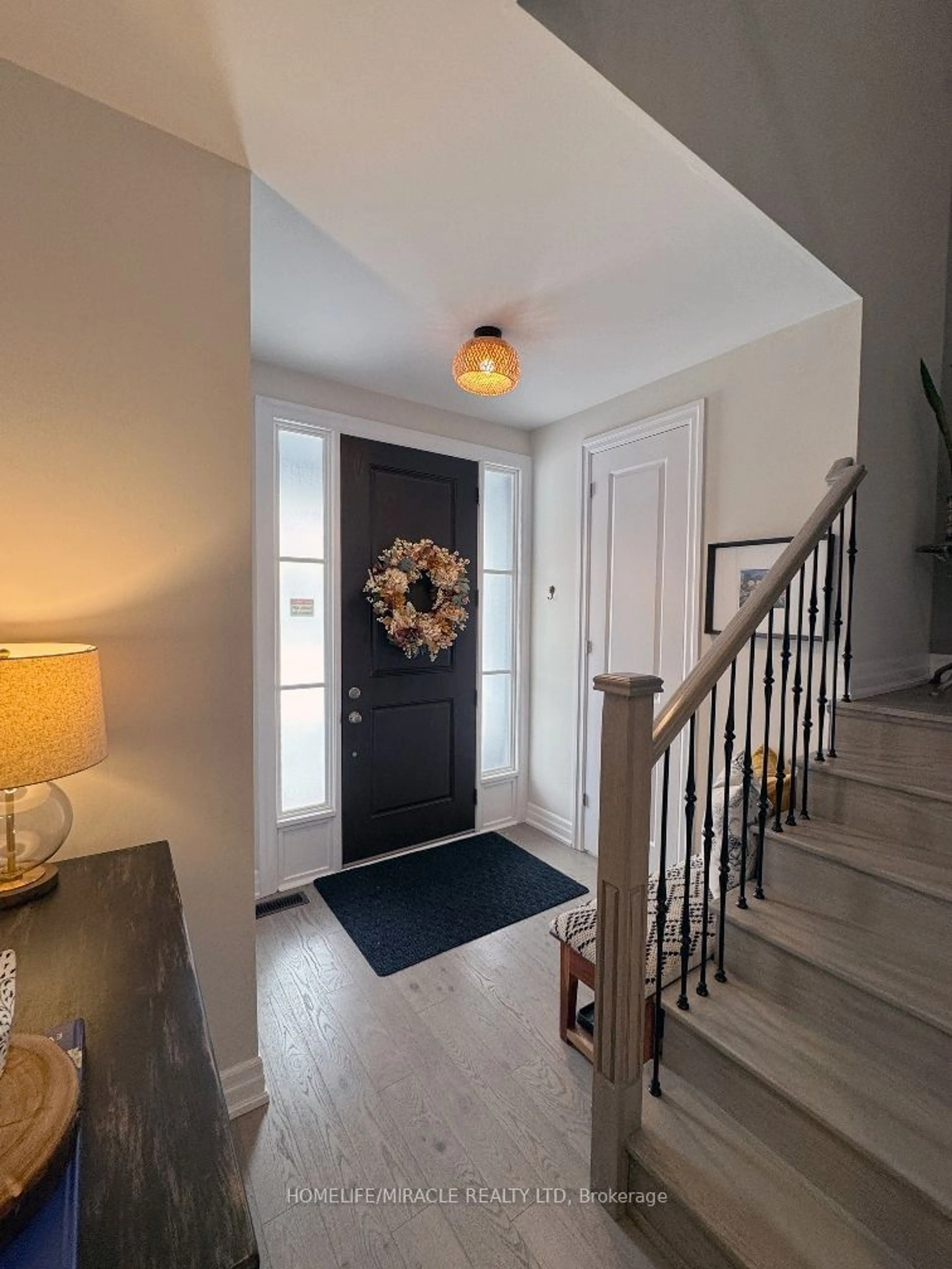 Indoor entryway for 26 Windsor Circ, Niagara-on-the-Lake Ontario L0S 1J0