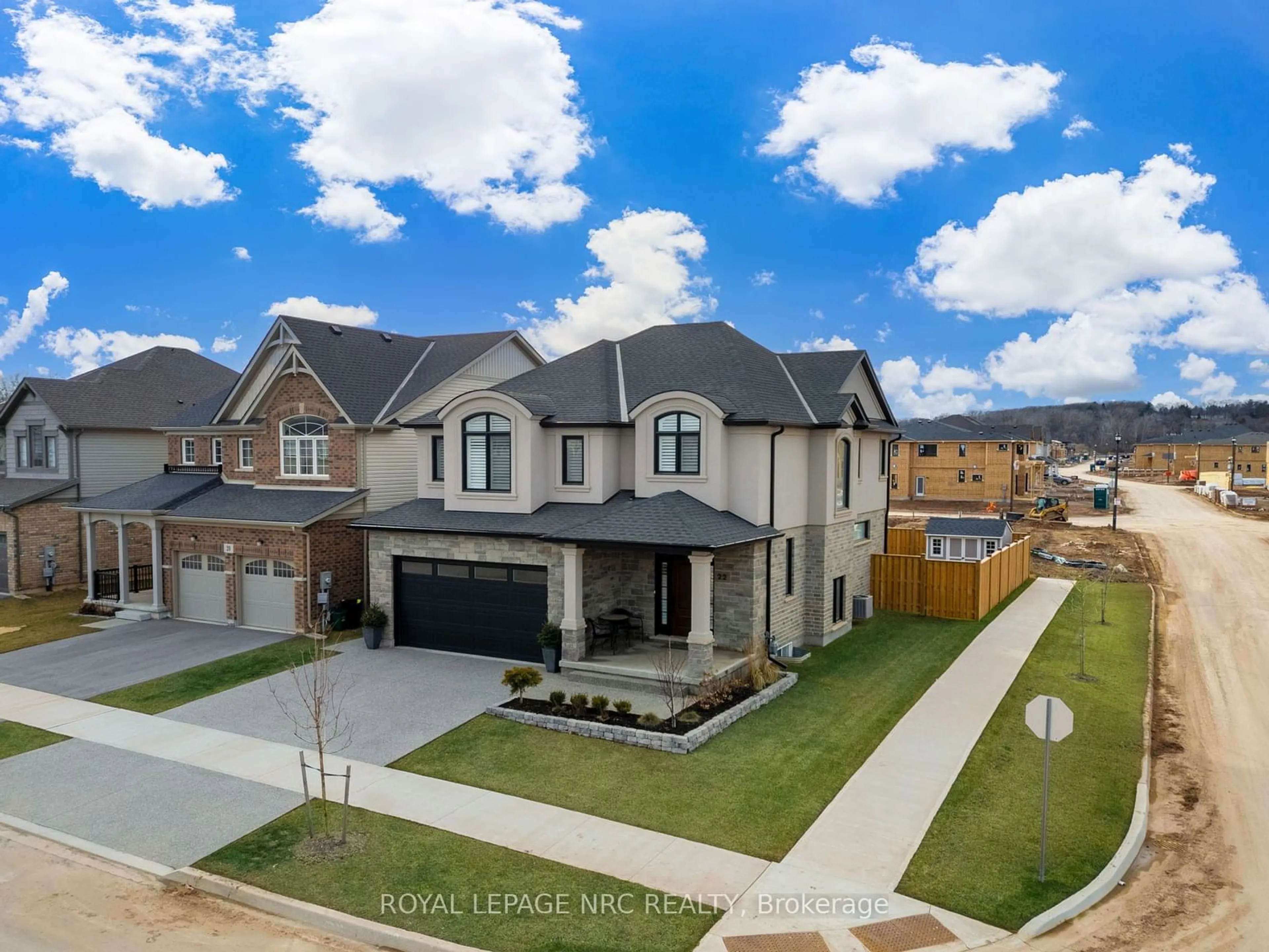 A pic from outside/outdoor area/front of a property/back of a property/a pic from drone, street for 114 Swan Avenue Ave, Pelham Ontario L0S 1E6