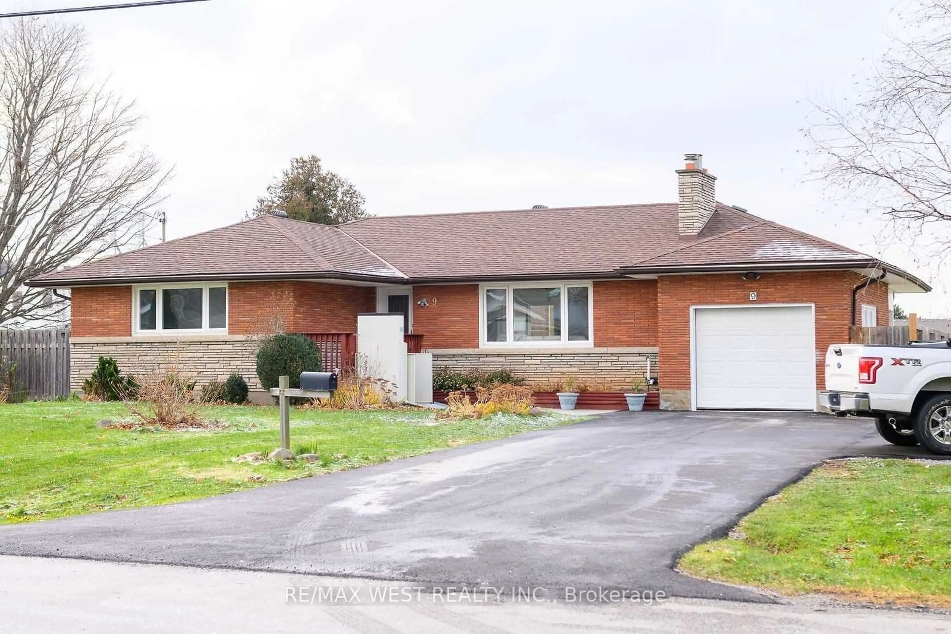 Home with brick exterior material, street for 9 Lynnwood Ave, Grimsby Ontario L3M 2X5