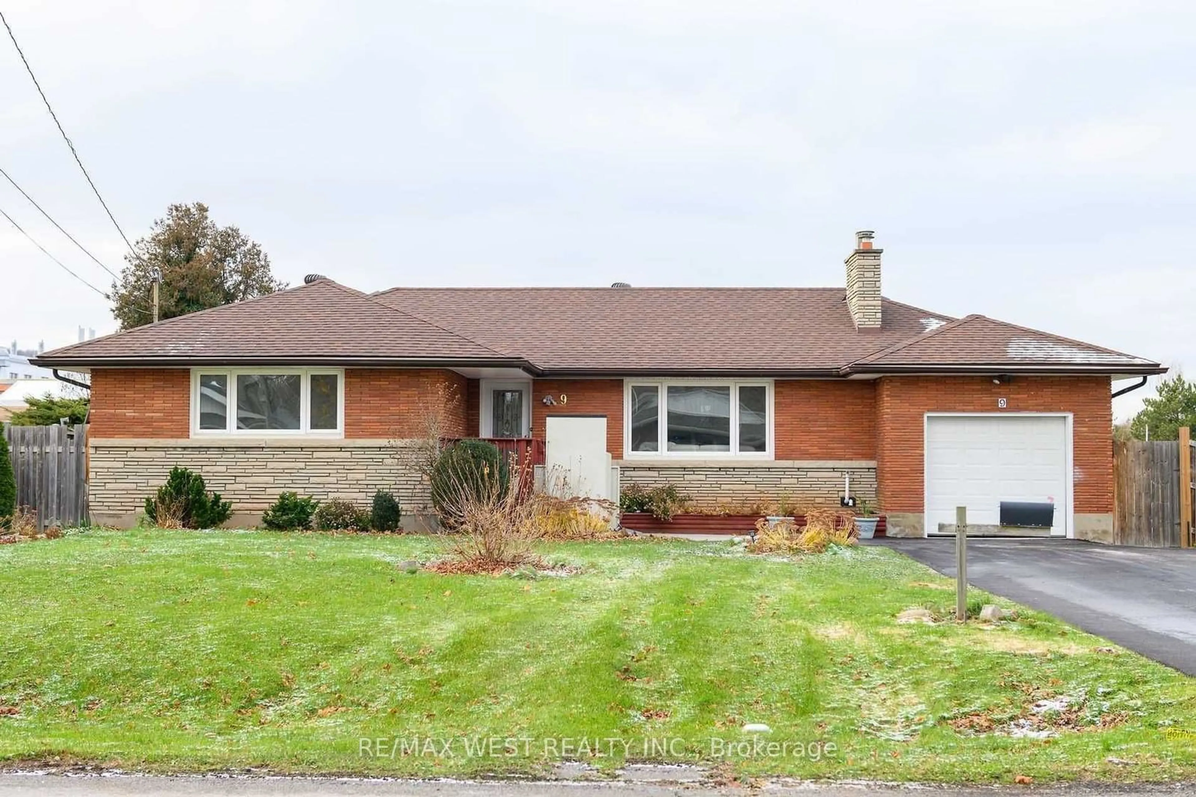 Home with brick exterior material, street for 9 Lynnwood Ave, Grimsby Ontario L3M 2X5