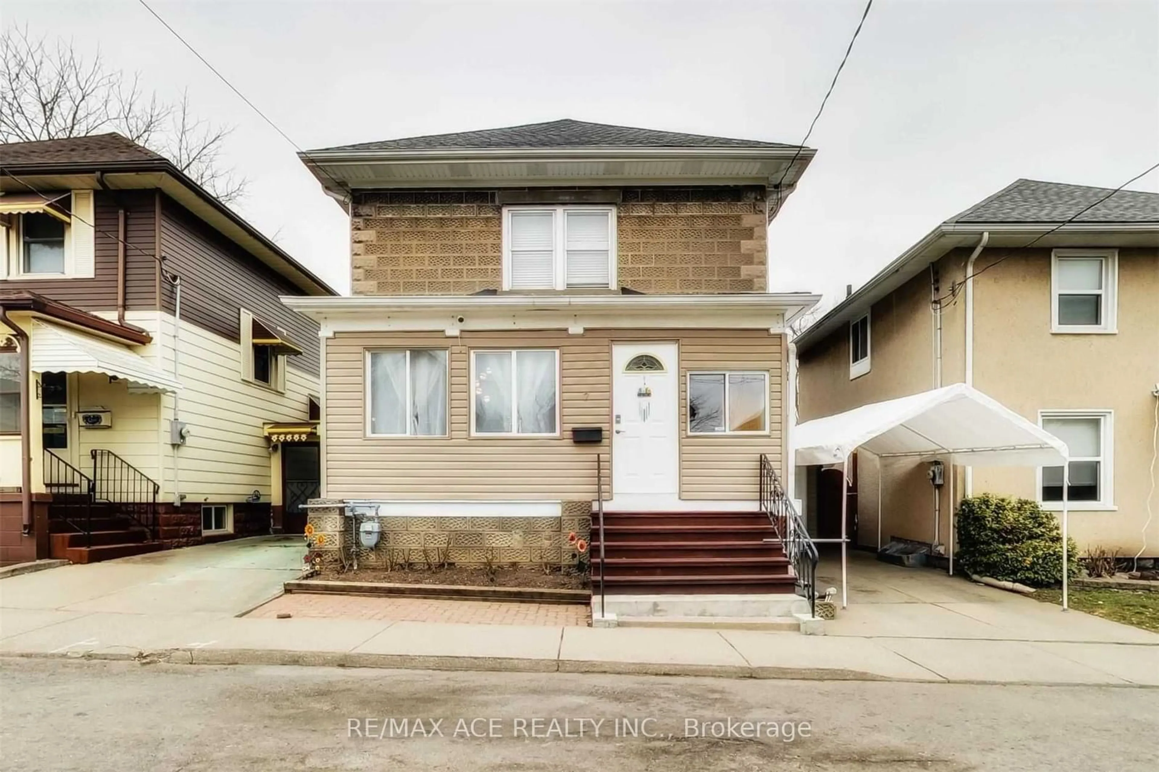 Home with brick exterior material, street for 7 Richmond Ave, St. Catharines Ontario L2R 3W6