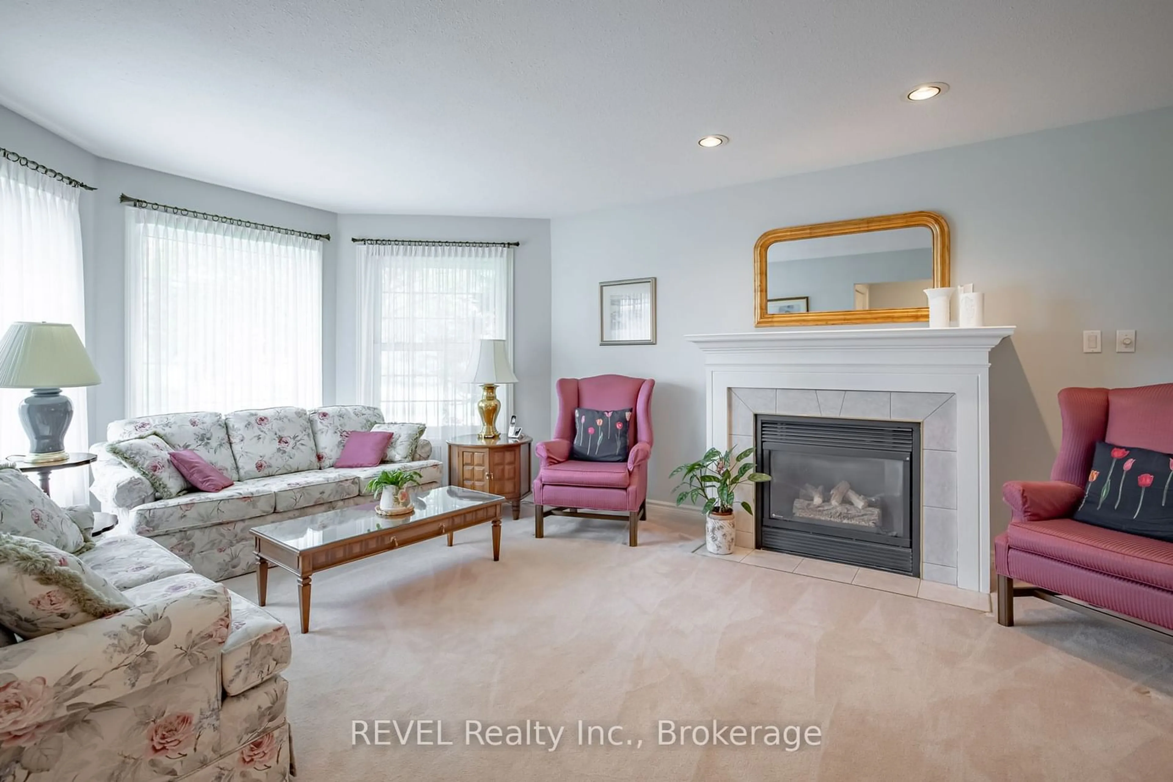 Living room with furniture, unknown for 7886 Bishop Ave, Niagara Falls Ontario L2H 3C6