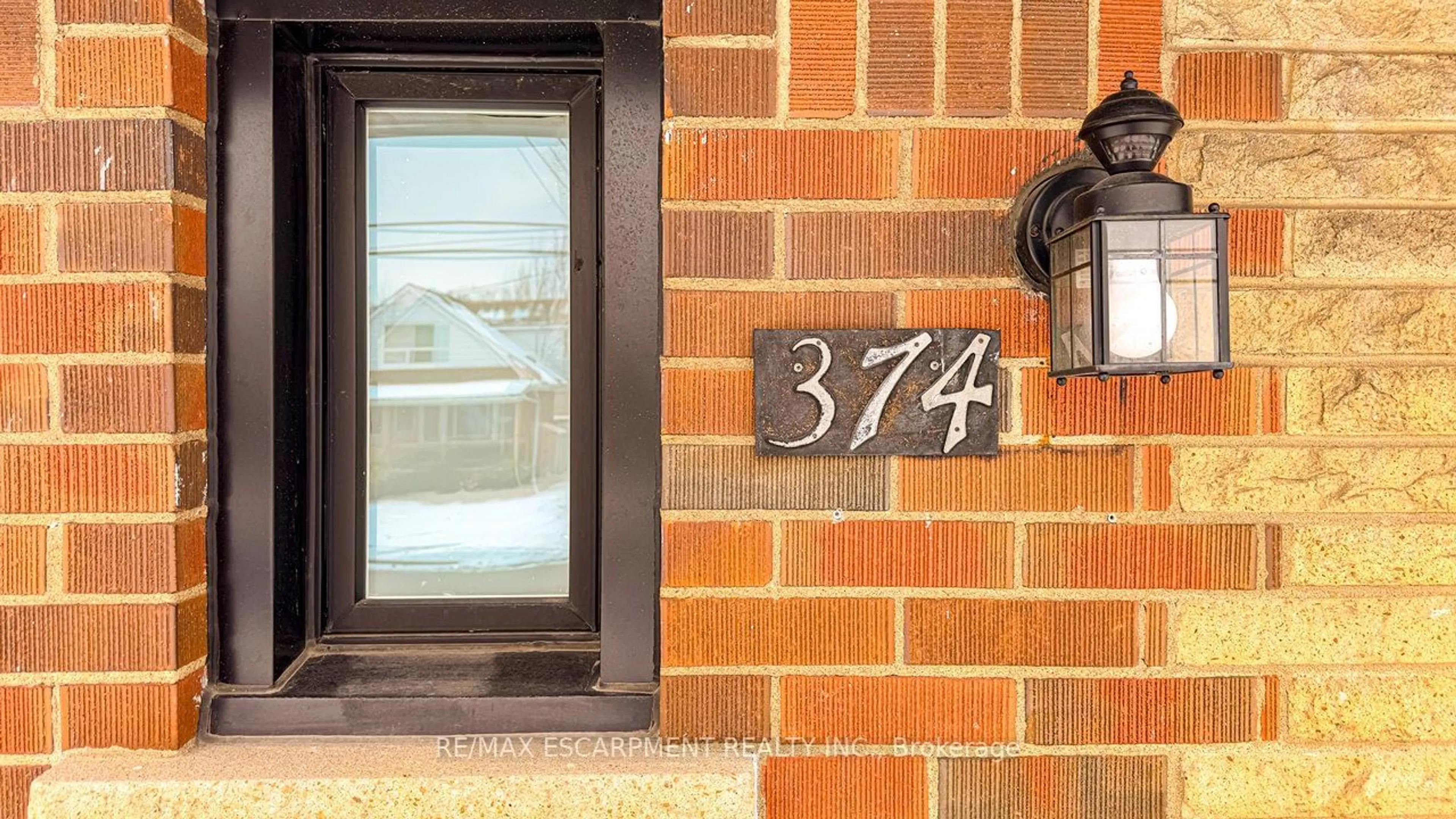 Indoor entryway for 374 East 16th St, Hamilton Ontario L9A 4K3