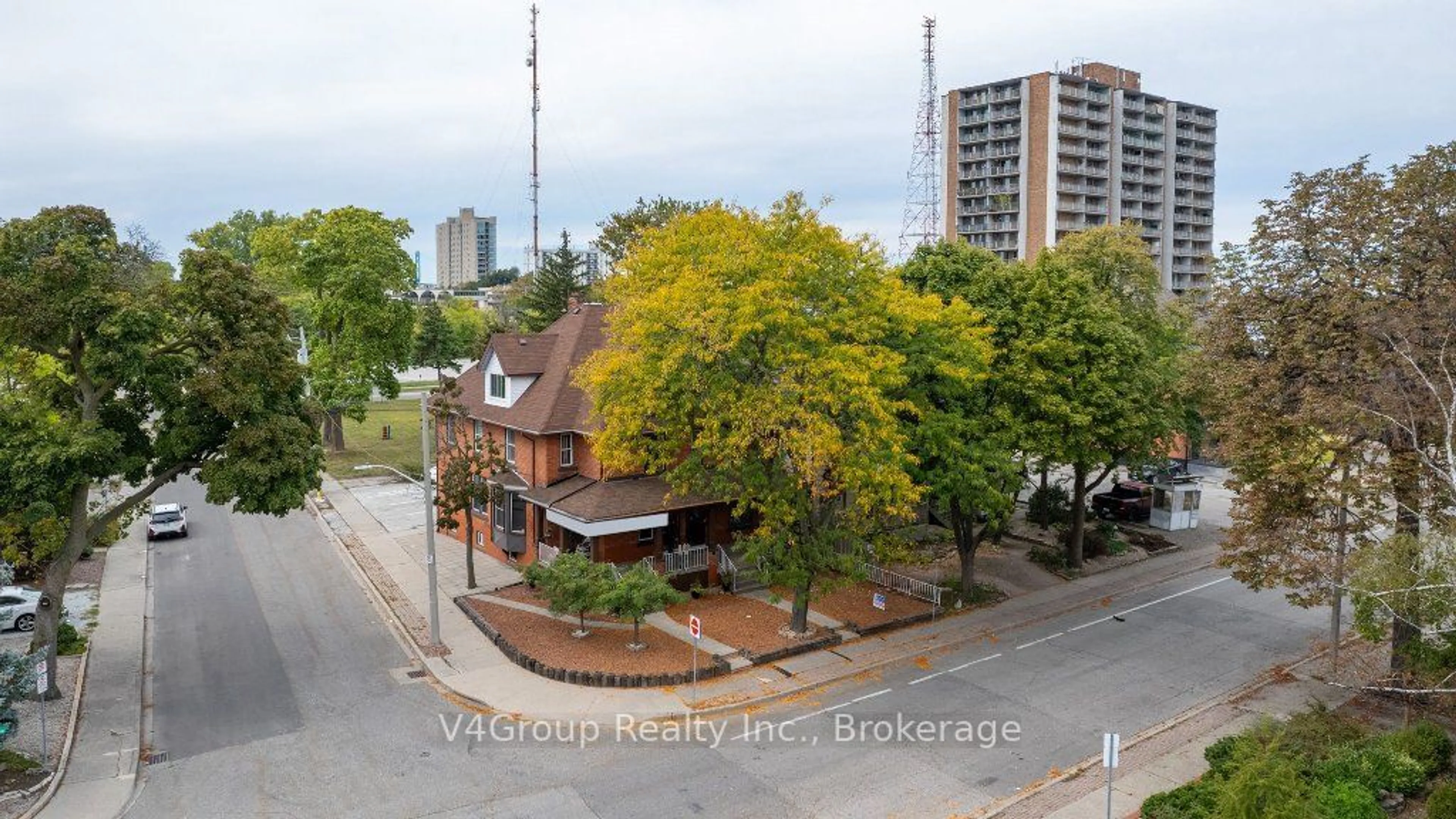 A pic from outside/outdoor area/front of a property/back of a property/a pic from drone, city buildings view from balcony for 193-195 Janette Ave, Windsor Ontario N9A 4Y9