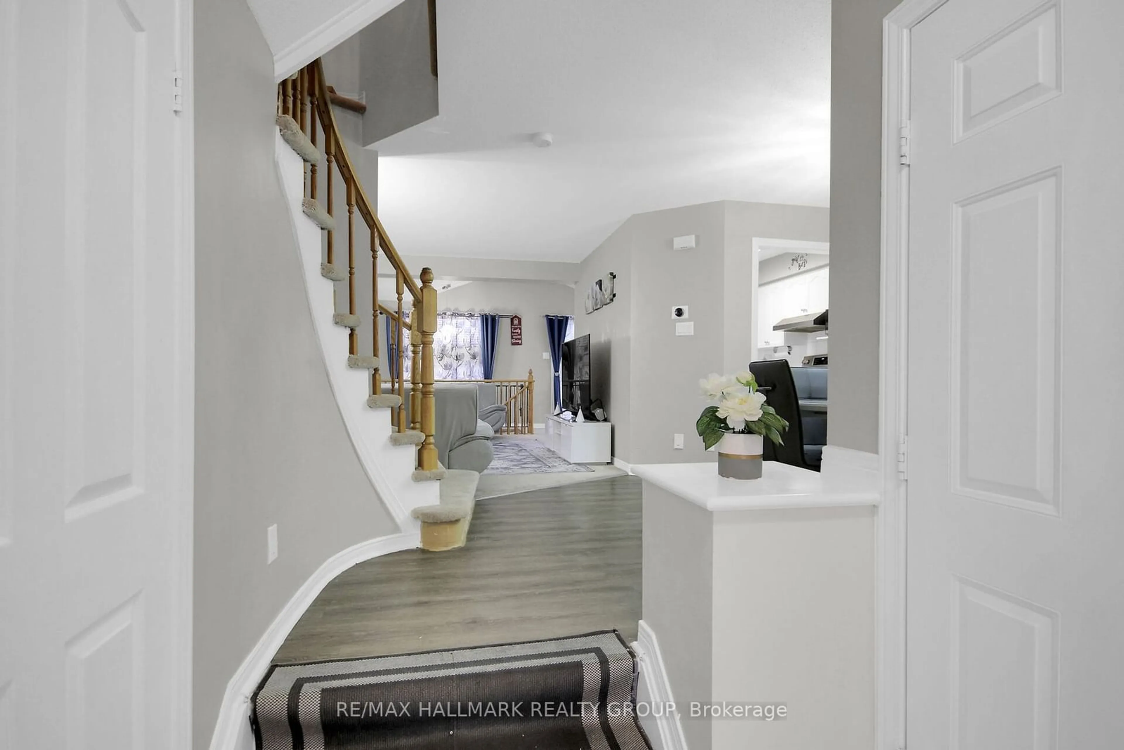 Indoor entryway for 4320 Owl Valley Dr, Blossom Park - Airport and Area Ontario K1V 1L3