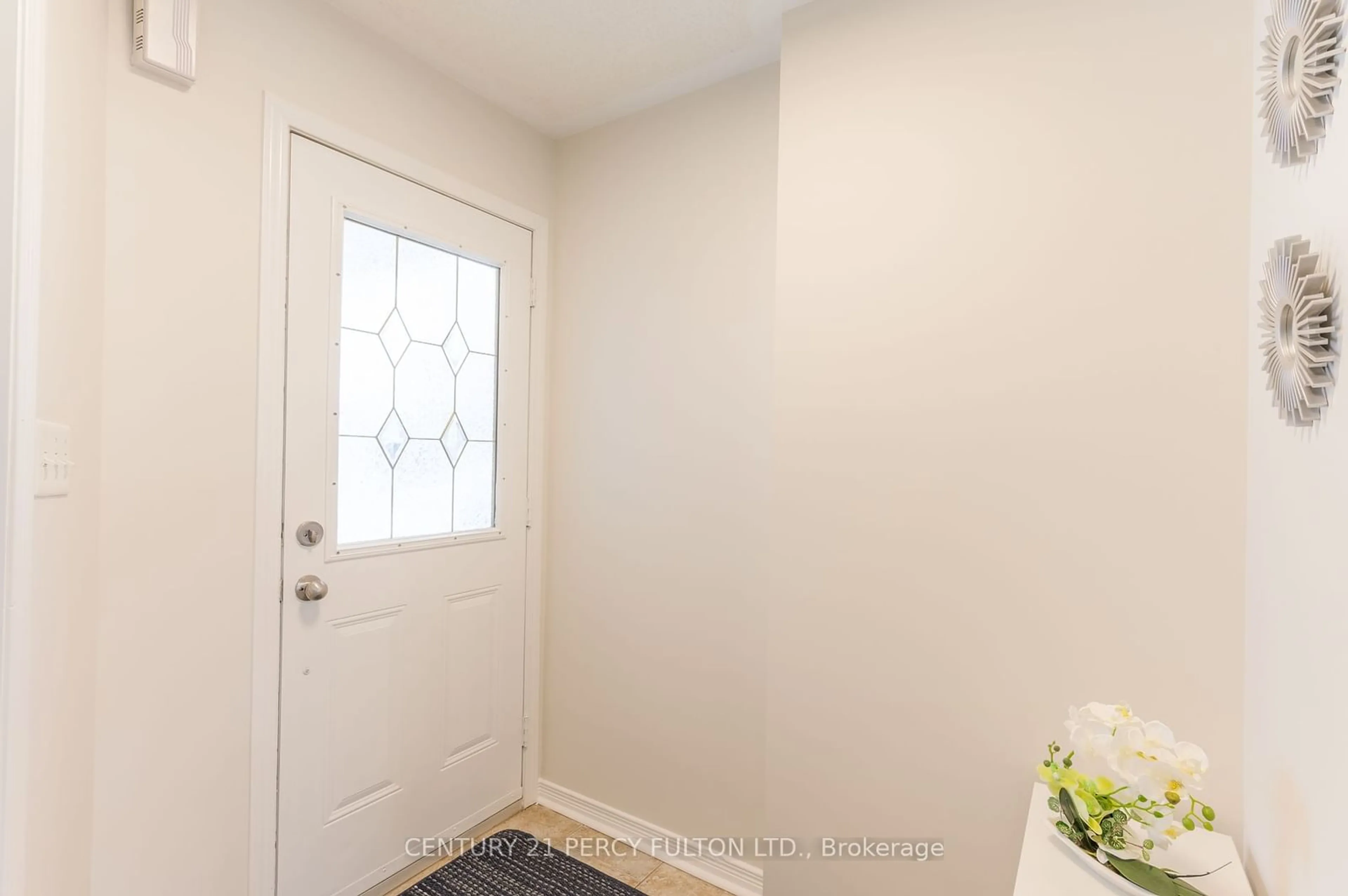 Indoor entryway for 223 Cowling Hts, Peterborough Ontario K9K 0B2