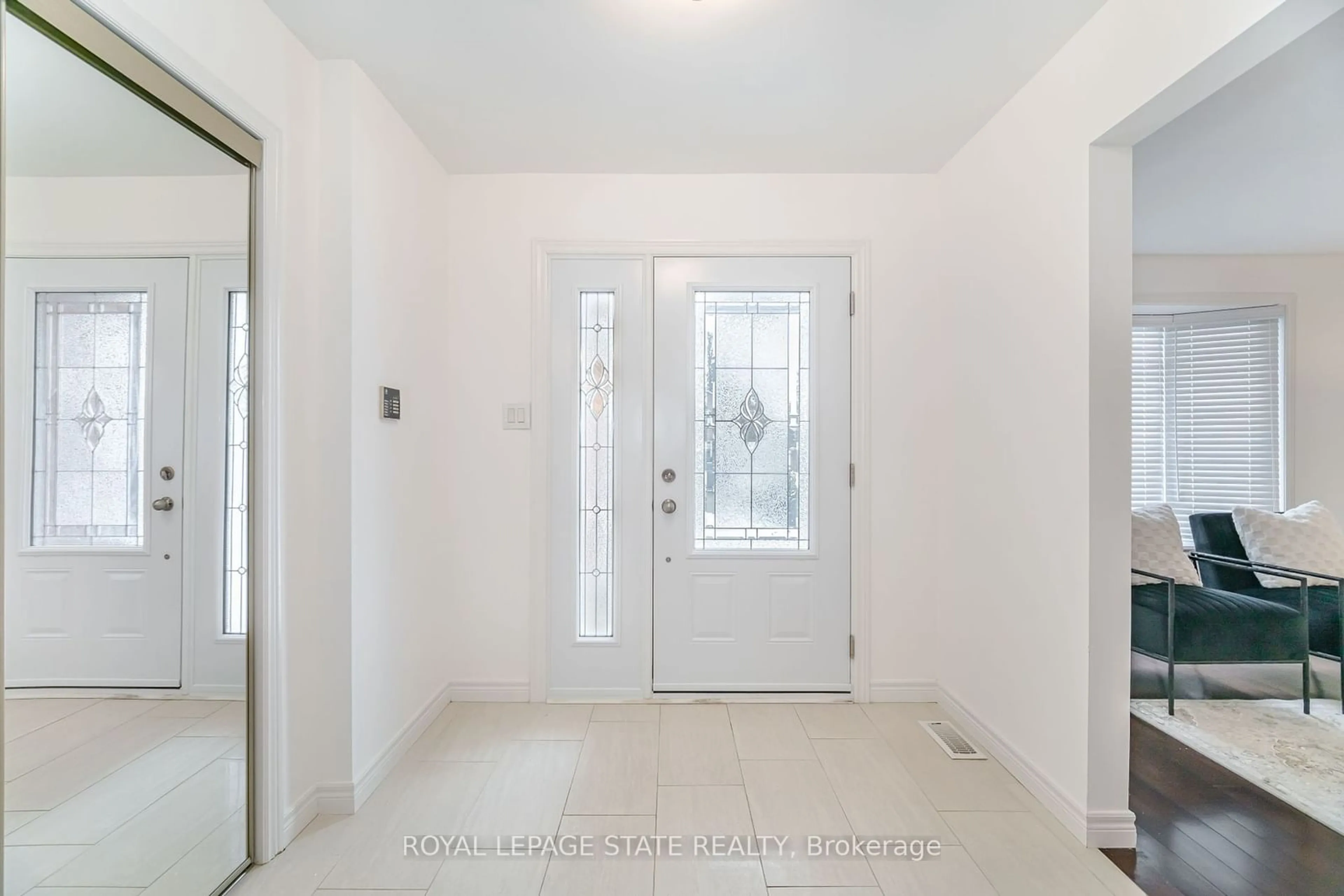 Indoor entryway for 87 Republic Ave, Hamilton Ontario L9B 2G7