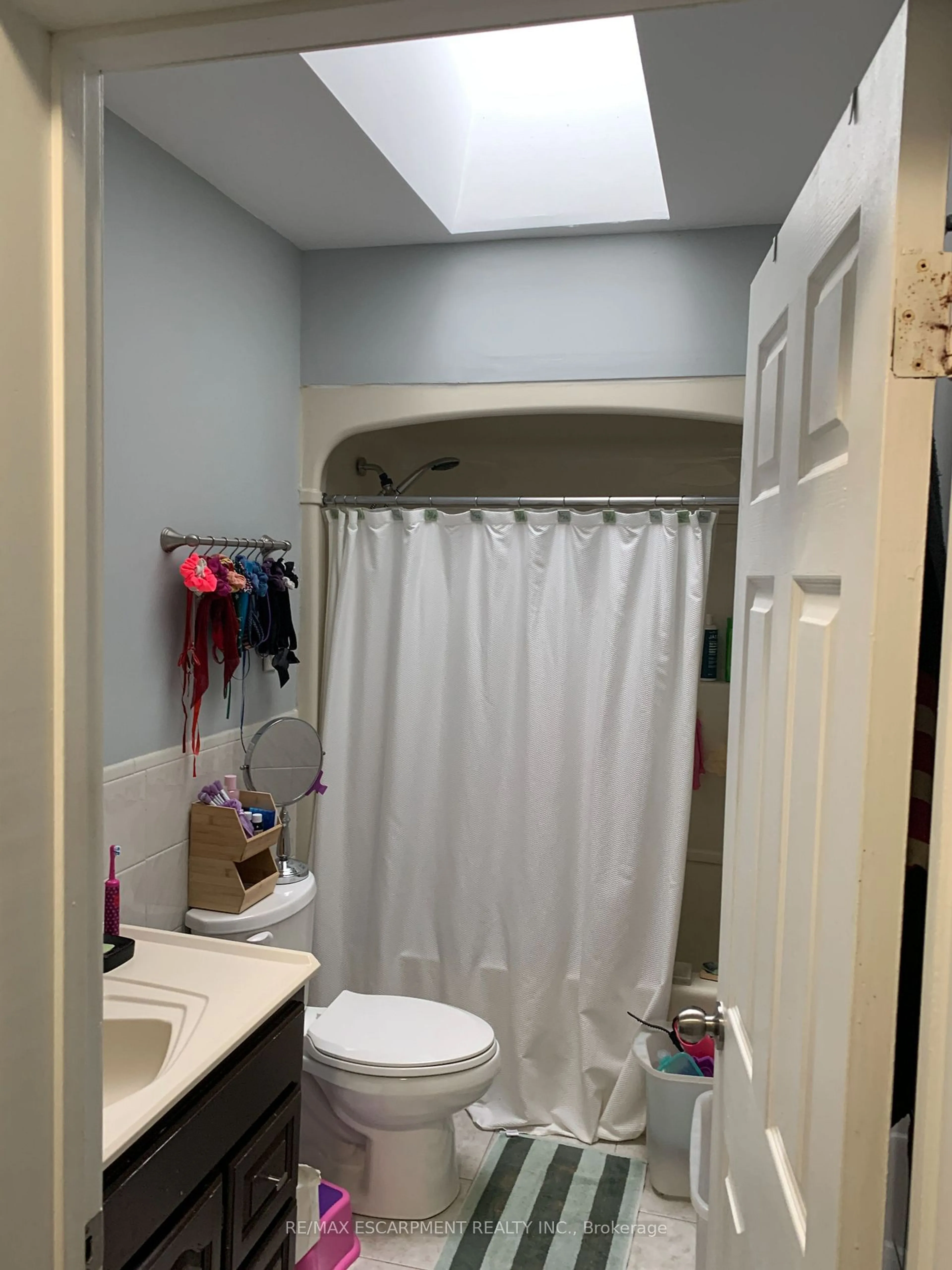 Standard bathroom, unknown for 61 Chester Rd, Hamilton Ontario L8E 1Y1