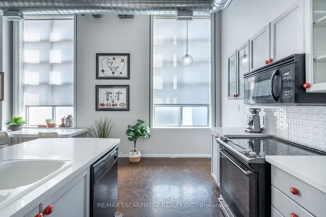 Additional property image - 11 REBECCA St Unit 101