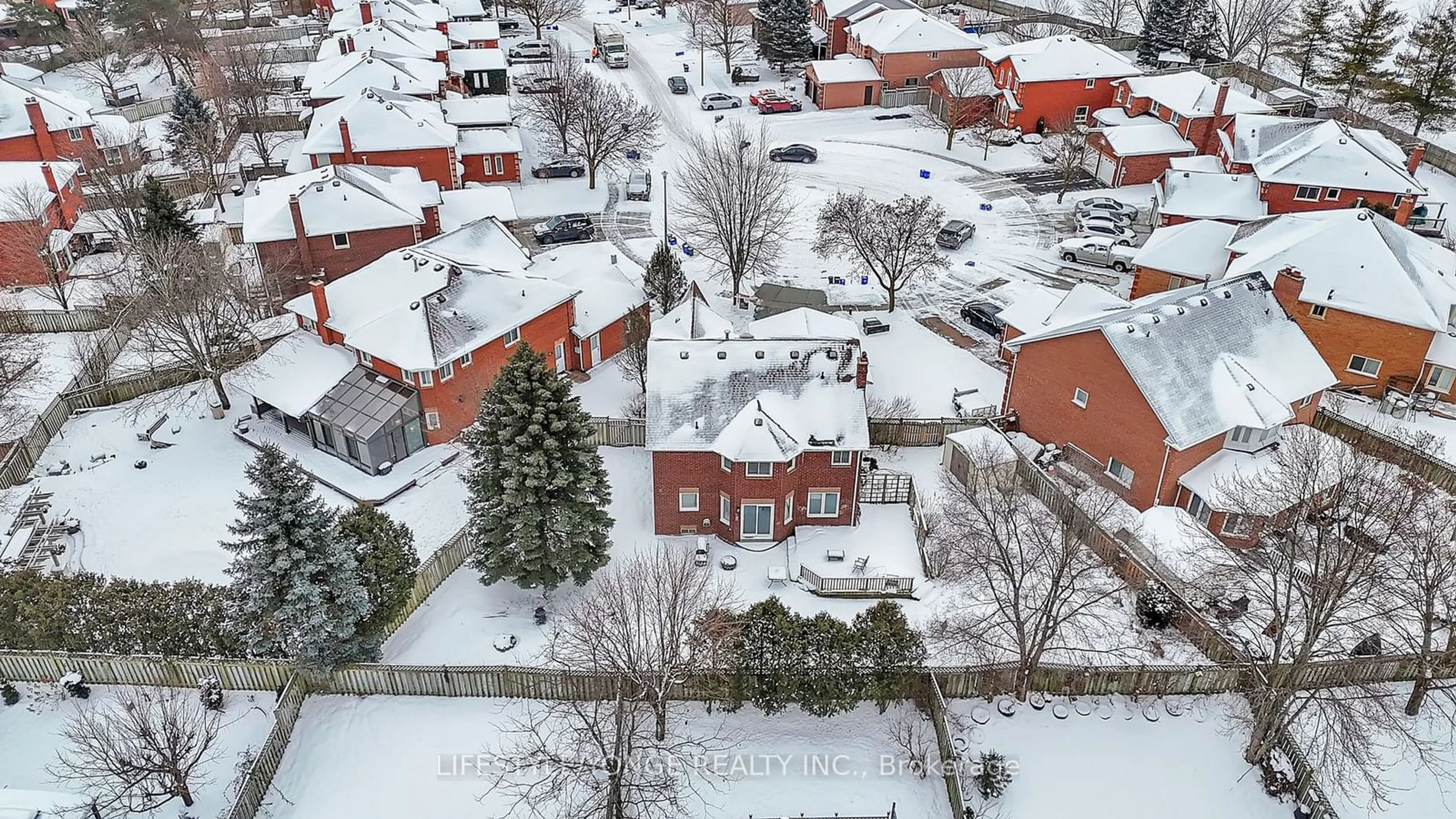 A pic from outside/outdoor area/front of a property/back of a property/a pic from drone, street for 44 Tallowtree Pl, Cambridge Ontario N1T 1M2