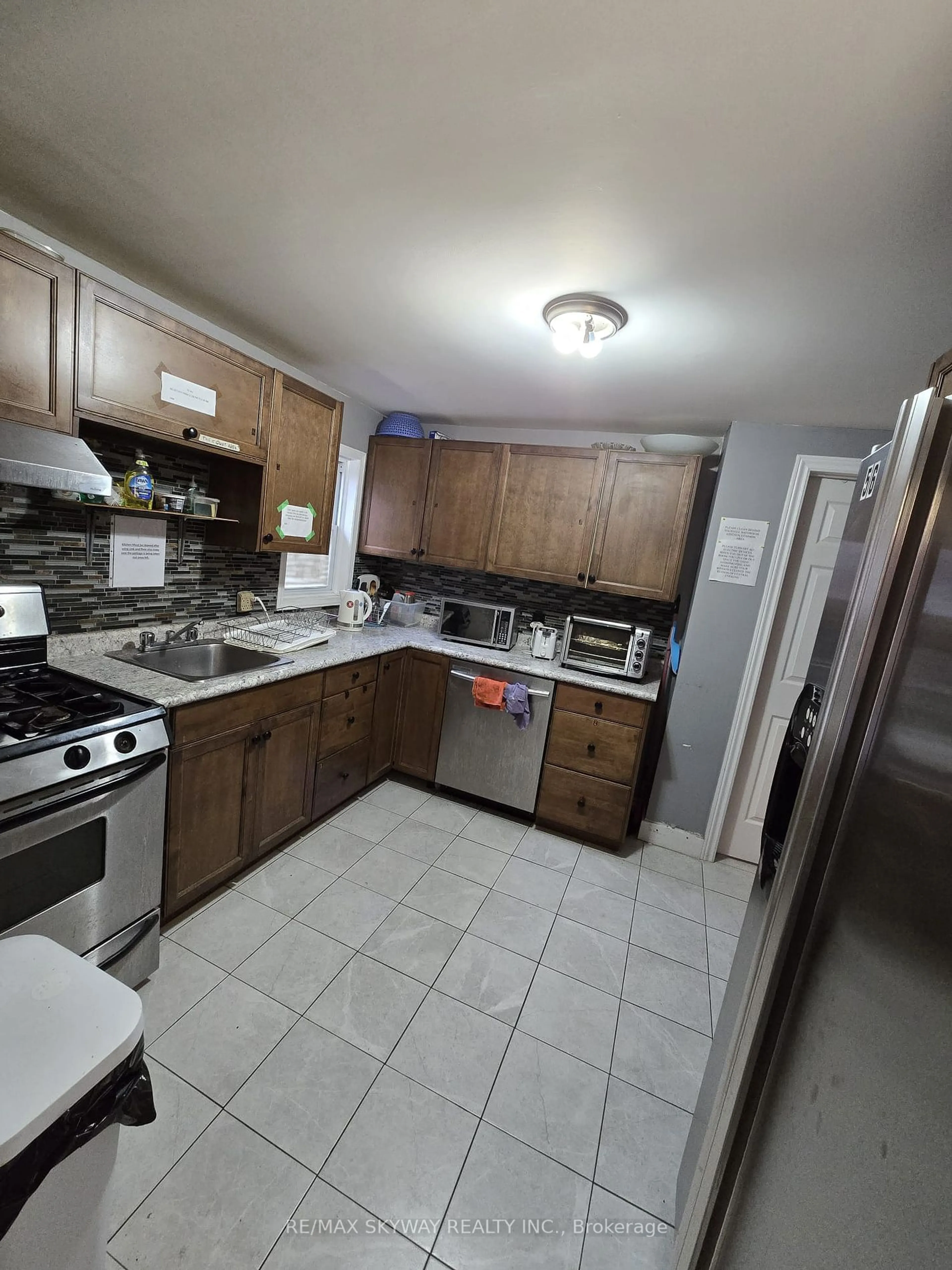 Standard kitchen, unknown for 1128 Curry Ave, Windsor Ontario N9B 2C9