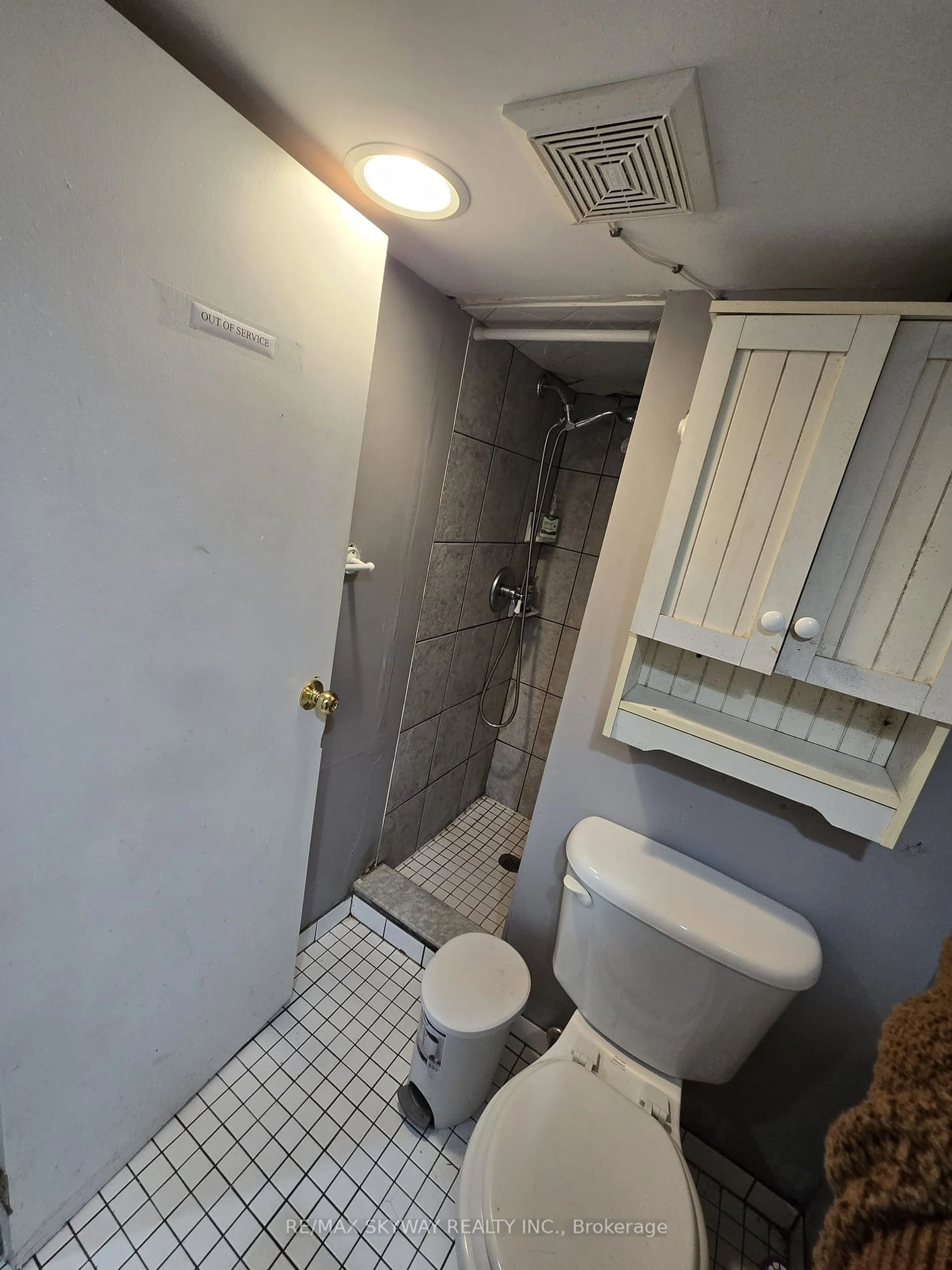 Standard bathroom, unknown for 1128 Curry Ave, Windsor Ontario N9B 2C9