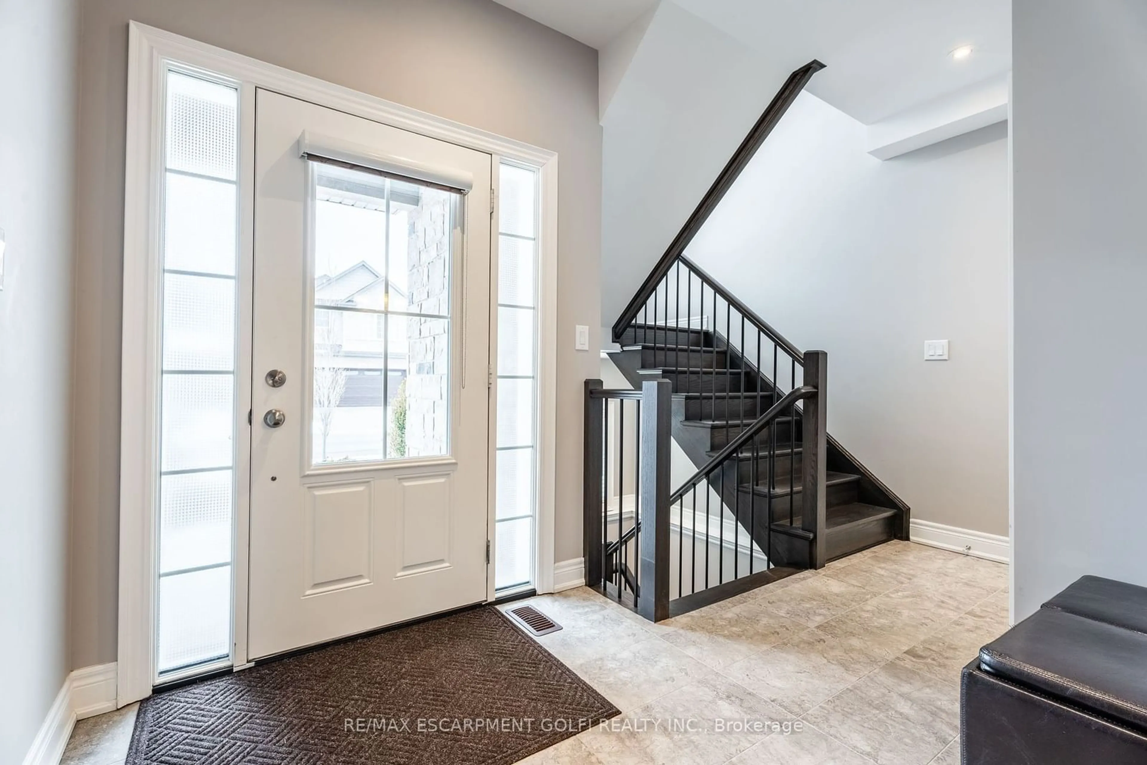 Indoor entryway for 7231 LIONSHEAD Ave #30, Niagara Falls Ontario L2G 0A6