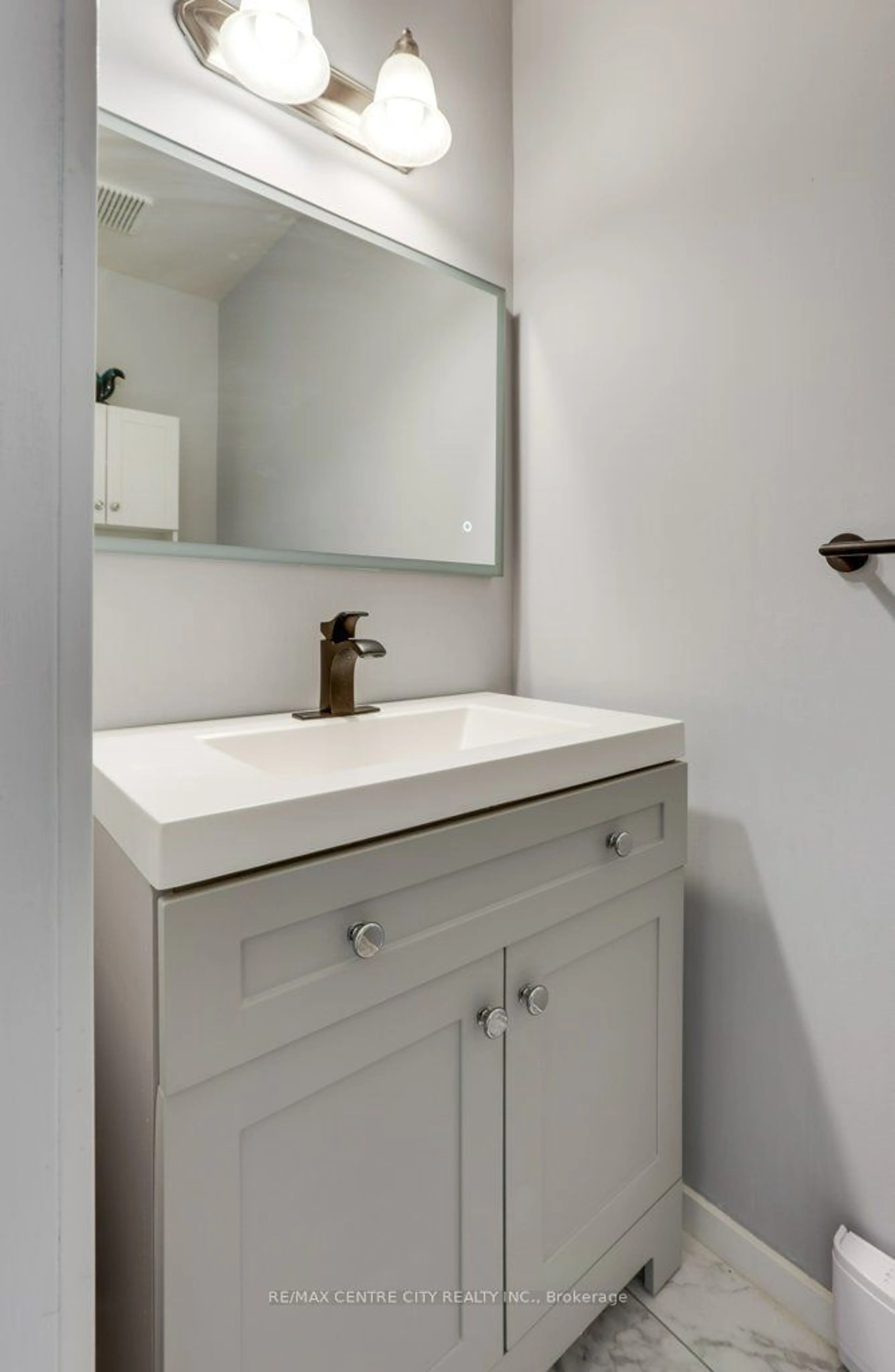 Standard bathroom, ceramic/tile floor for 474 Southdale Rd #37, London Ontario N6E 1A4