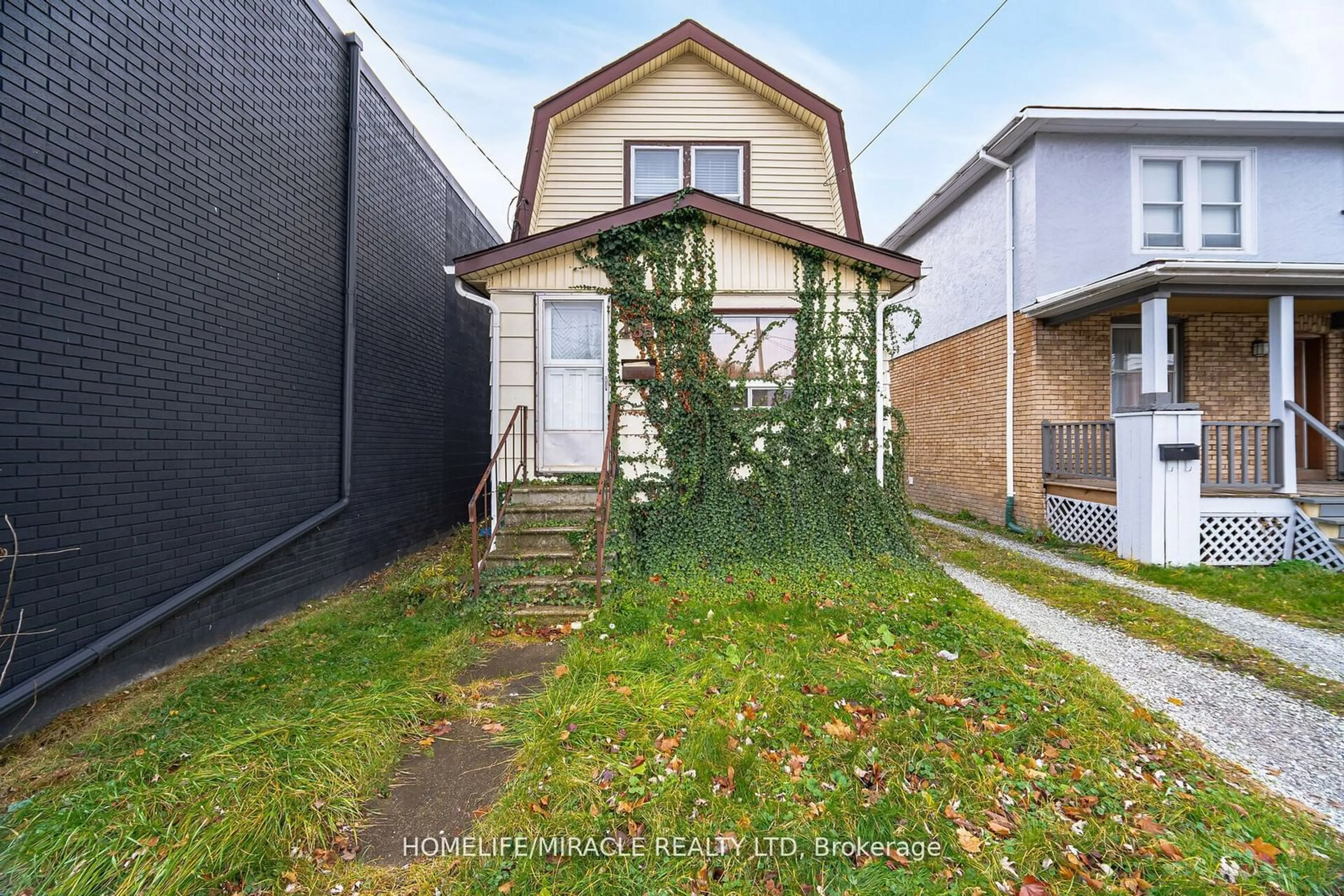 A pic from outside/outdoor area/front of a property/back of a property/a pic from drone, street for 465 E MAIN St, Welland Ontario L3B 3X7