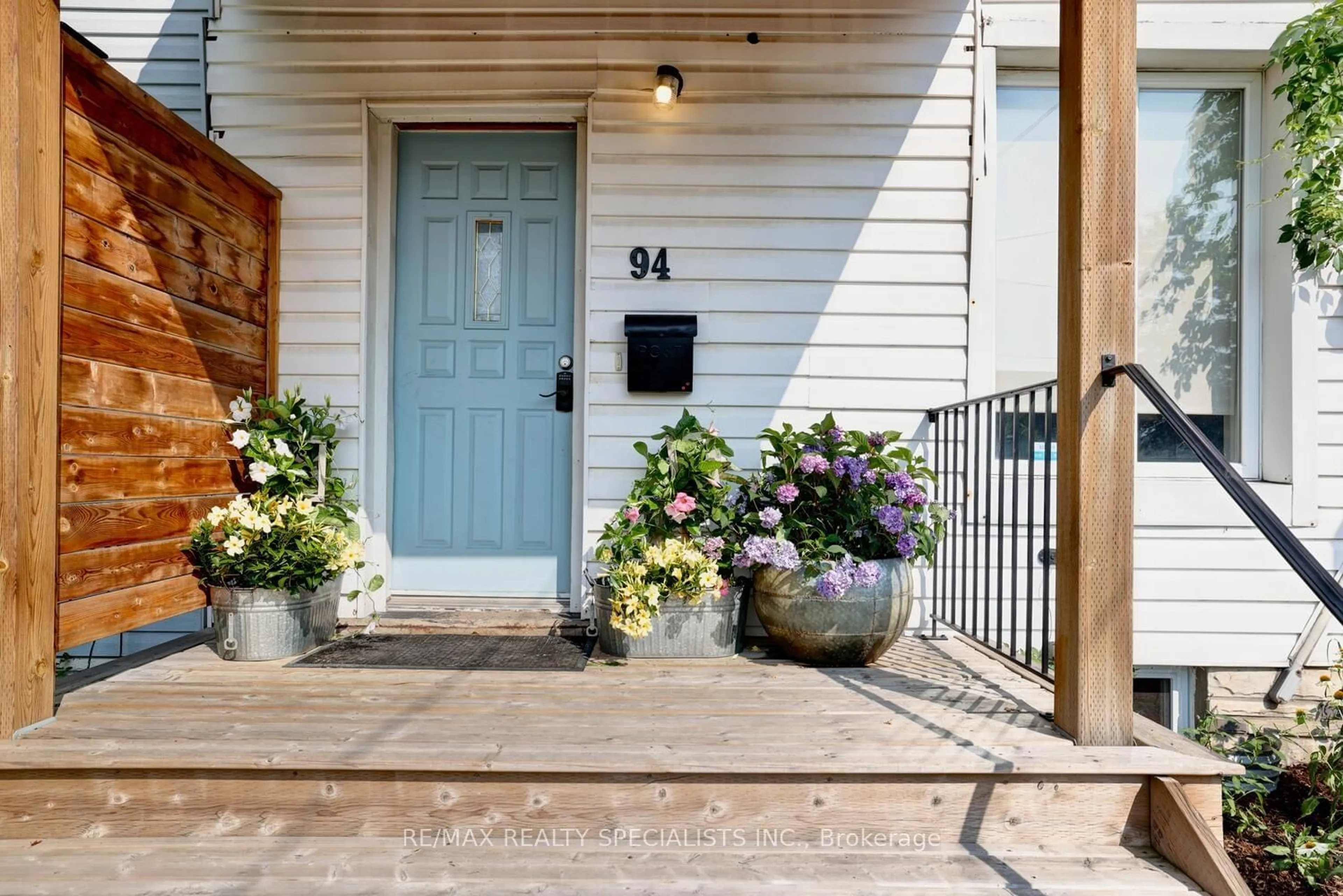 Indoor entryway for 94 Glendale Ave, Hamilton Ontario L8L 7J7