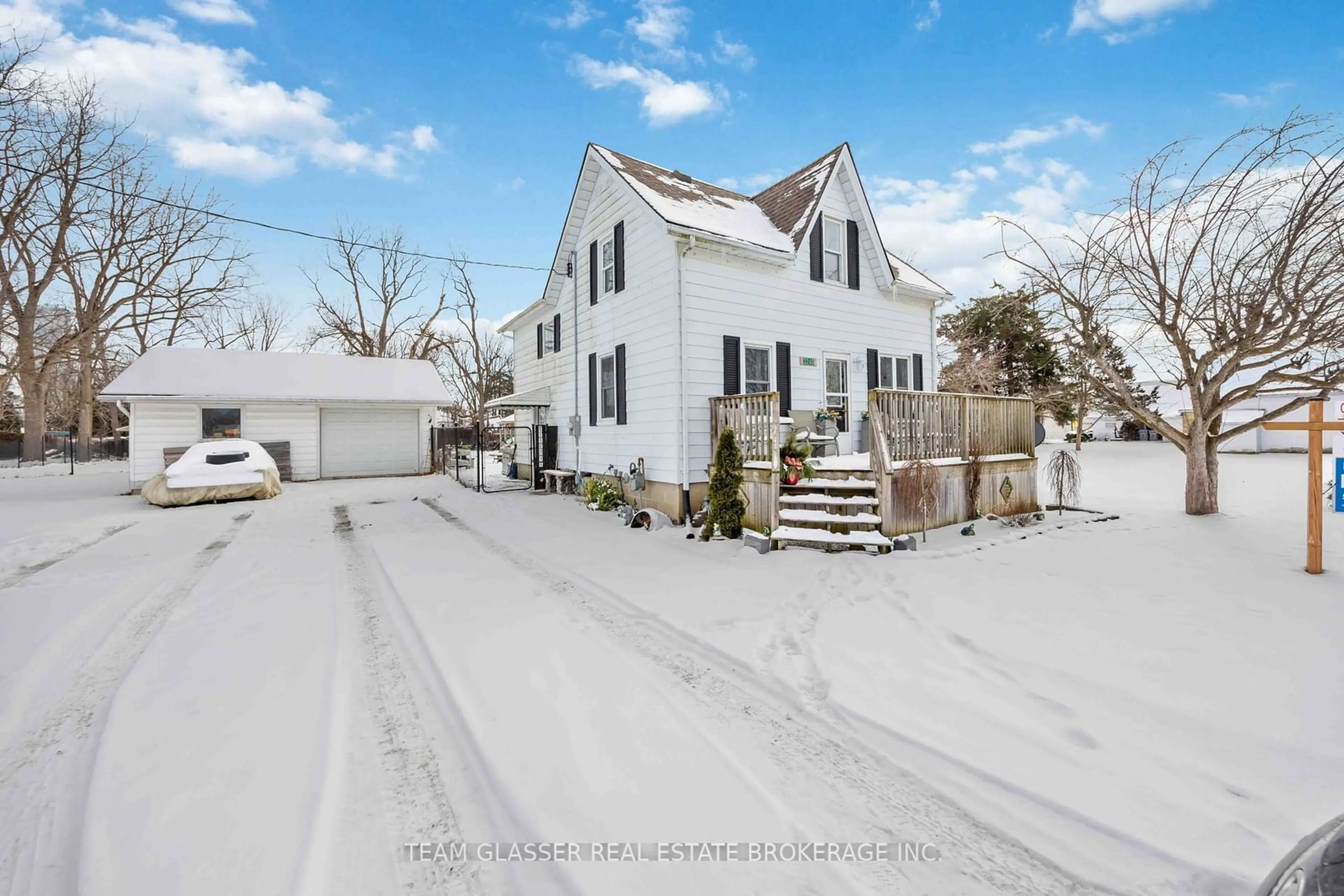 A pic from outside/outdoor area/front of a property/back of a property/a pic from drone, street for 3240 NAUVOO Rd, Brooke-Alvinston Ontario N0N 1A0