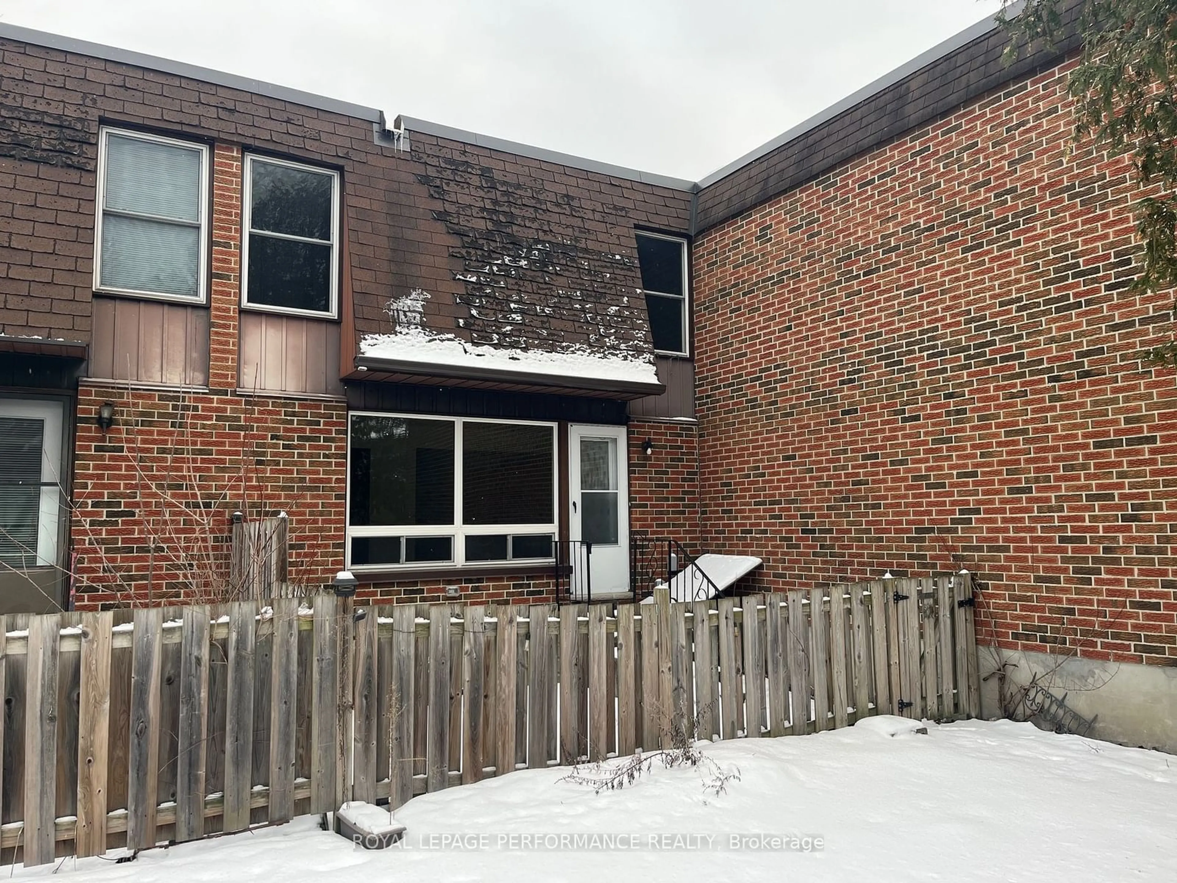 A pic from outside/outdoor area/front of a property/back of a property/a pic from drone, building for 2250 Cotters Cres #120, Hunt Club - Windsor Park Village and Area Ontario K1V 8T4