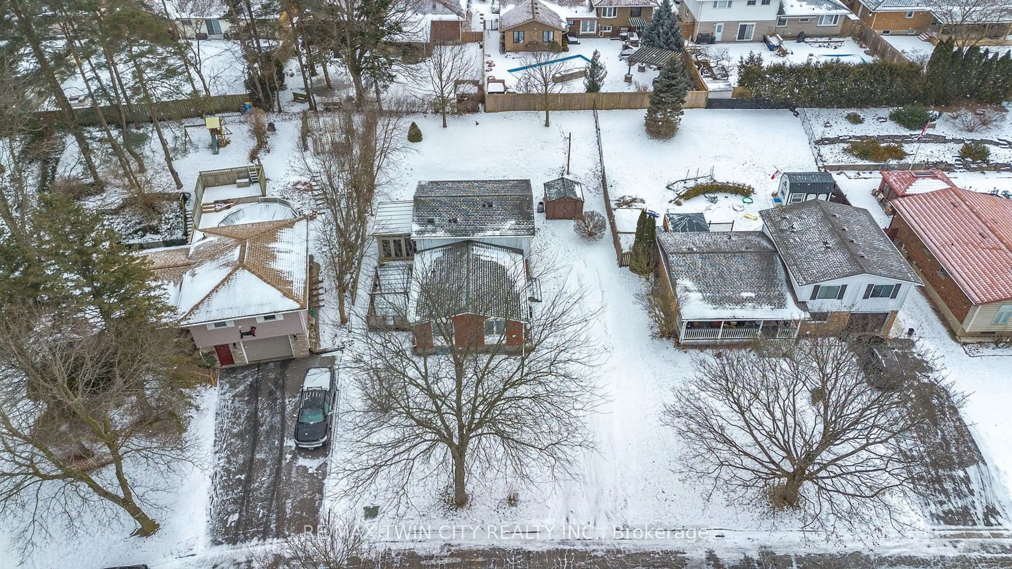 A pic from outside/outdoor area/front of a property/back of a property/a pic from drone, street for 36 Thorncliffe Rd, Norfolk Ontario N3Y 4V7