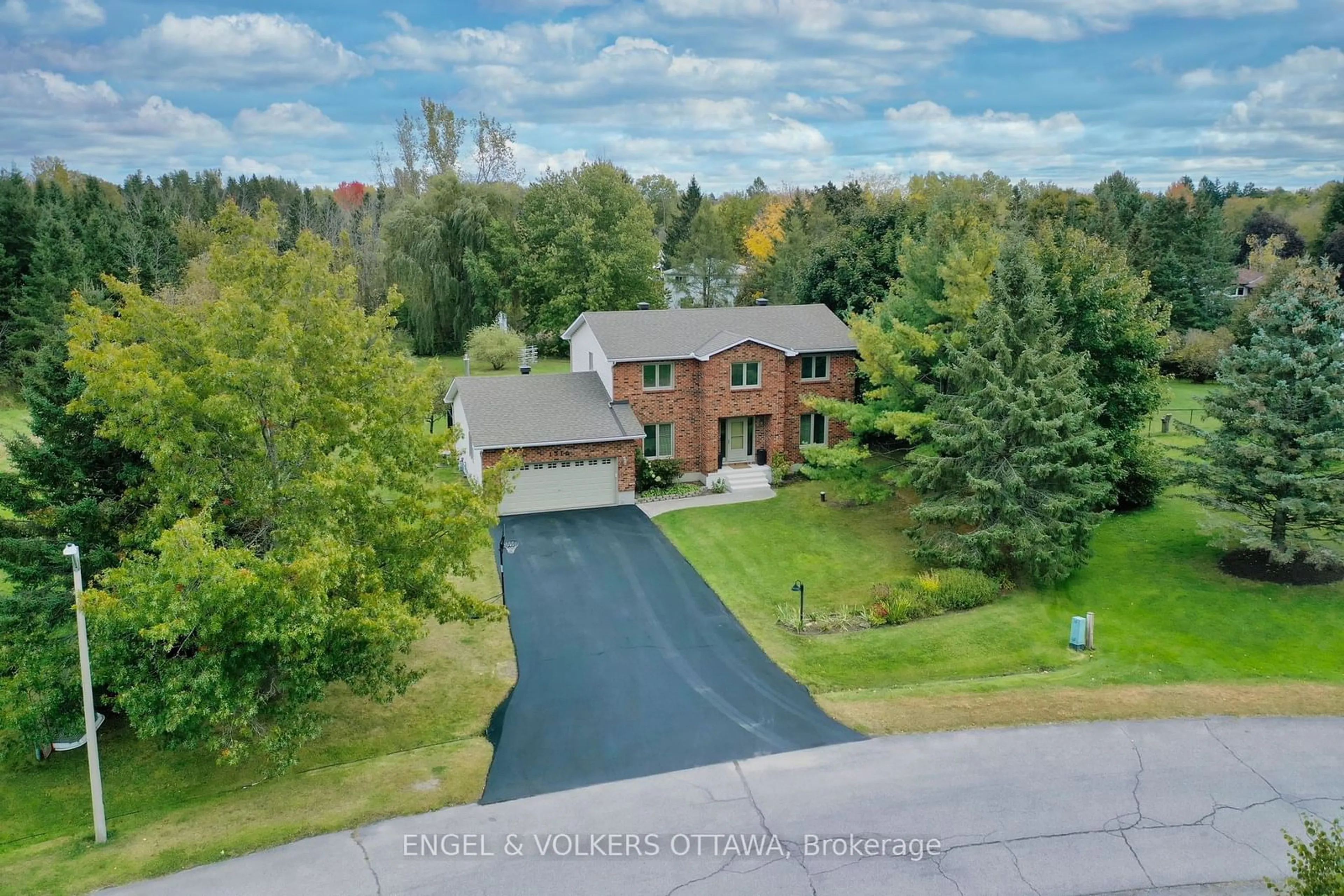 A pic from outside/outdoor area/front of a property/back of a property/a pic from drone, street for 1516 Blue Rock Ave, Manotick - Kars - Rideau Twp and Area Ontario K0A 2E0