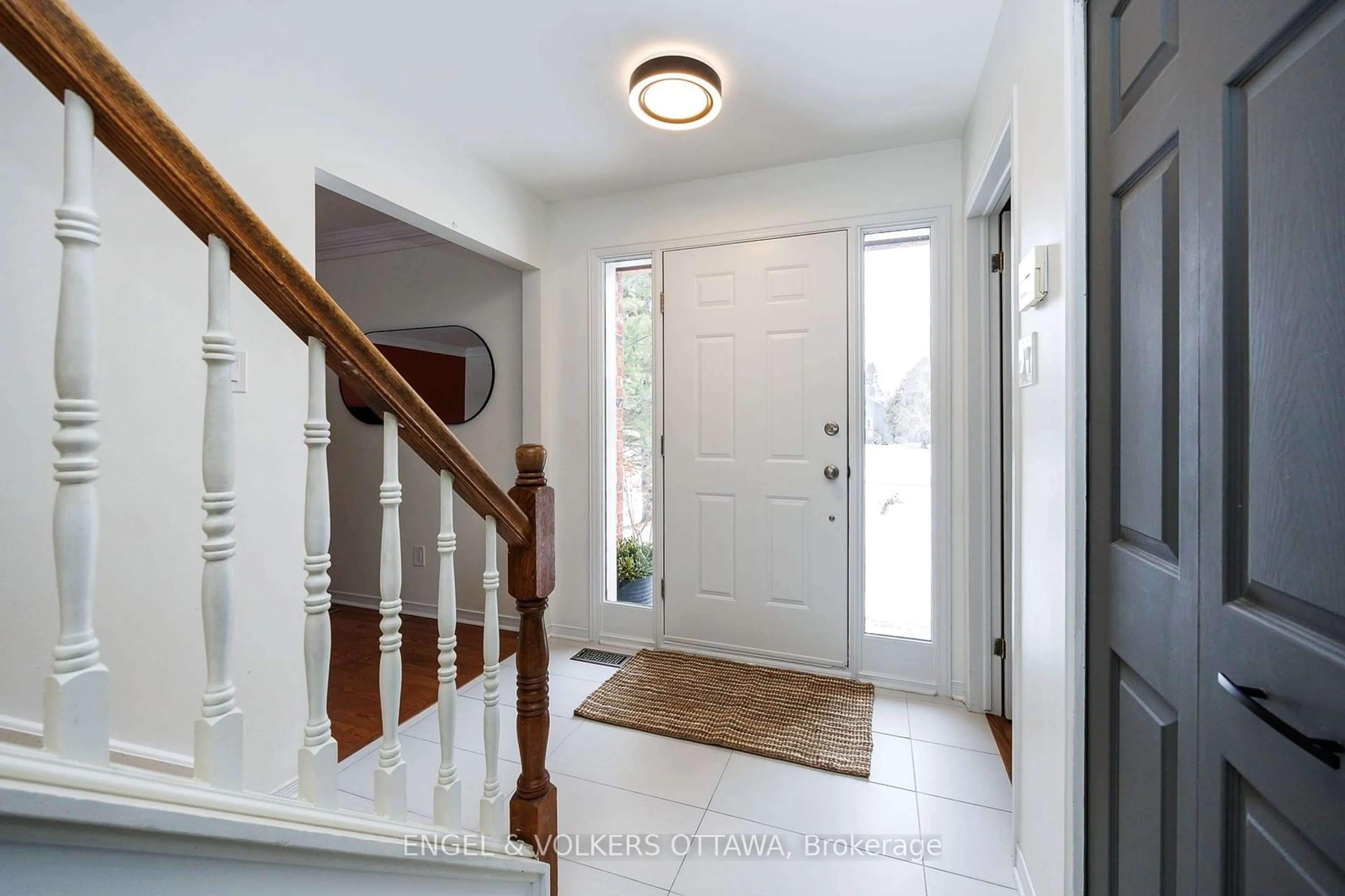 Indoor entryway for 1516 Blue Rock Ave, Manotick - Kars - Rideau Twp and Area Ontario K0A 2E0