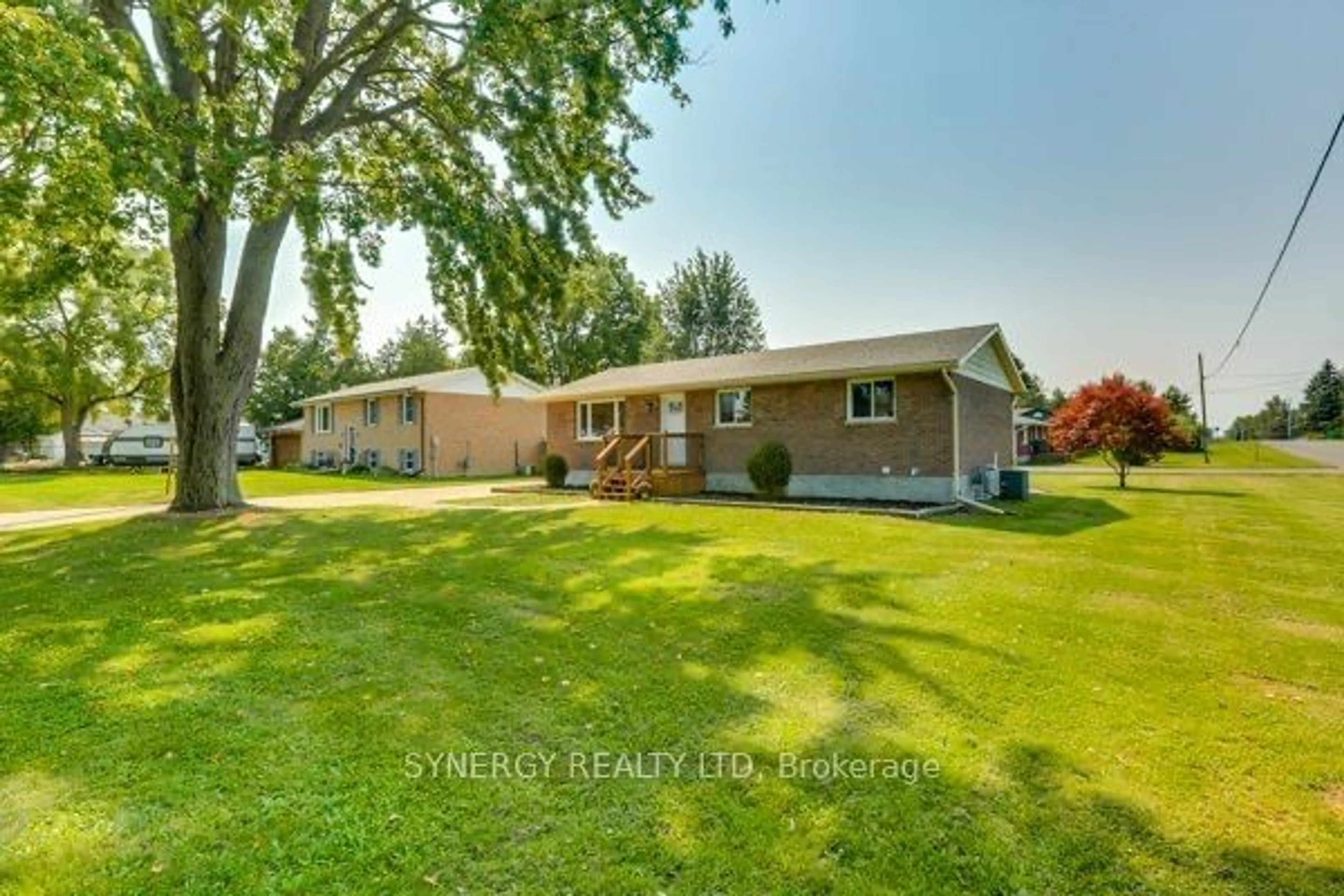 A pic from outside/outdoor area/front of a property/back of a property/a pic from drone, unknown for 32 Clark St, Strathroy-Caradoc Ontario N0L 1T0