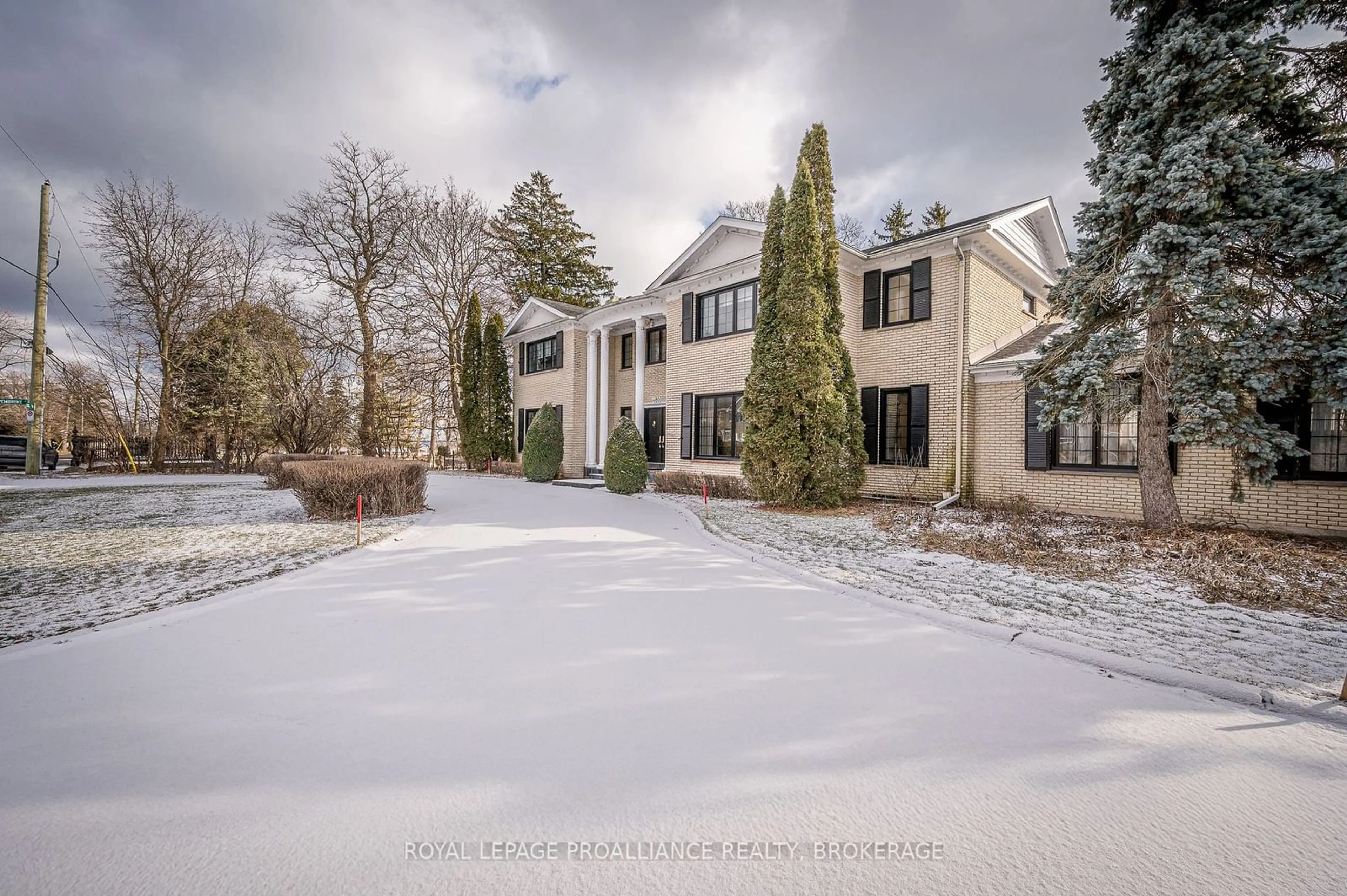 A pic from outside/outdoor area/front of a property/back of a property/a pic from drone, street for 480 King St, Kingston Ontario K7L 2X4