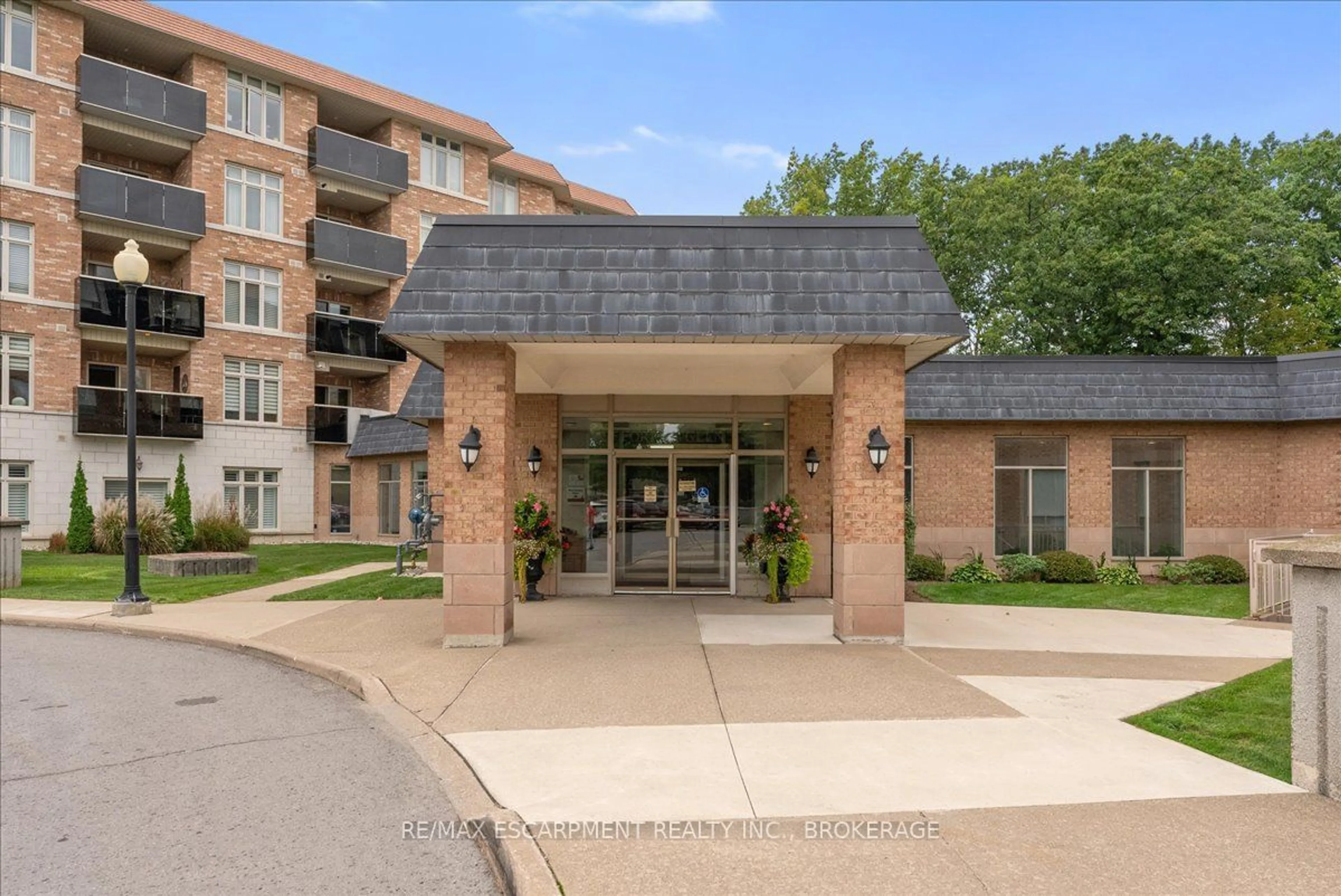 Indoor foyer for 8111 Forest Glen Dr #225, Niagara Falls Ontario L2H 2Y7