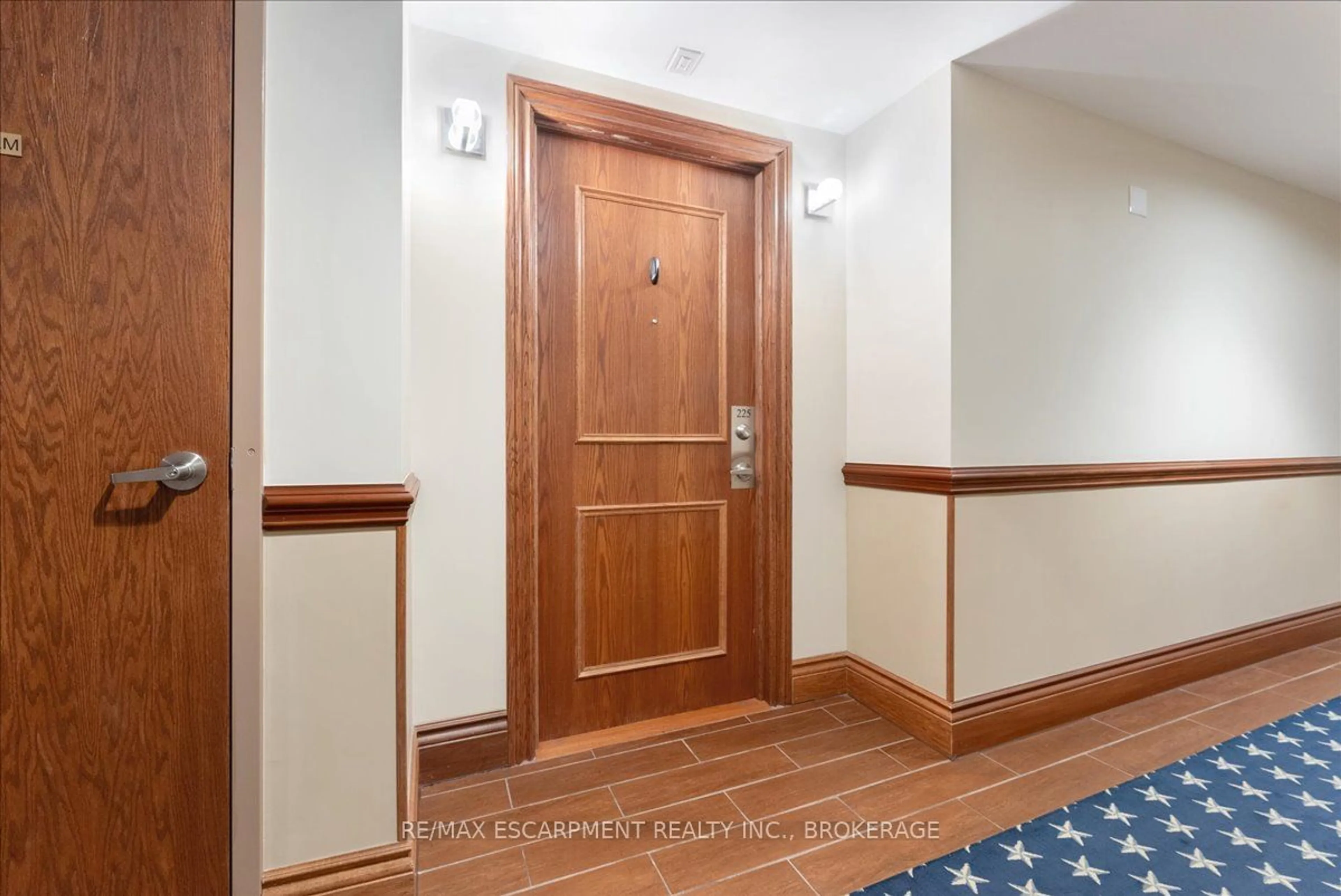 Indoor foyer for 8111 Forest Glen Dr #225, Niagara Falls Ontario L2H 2Y7