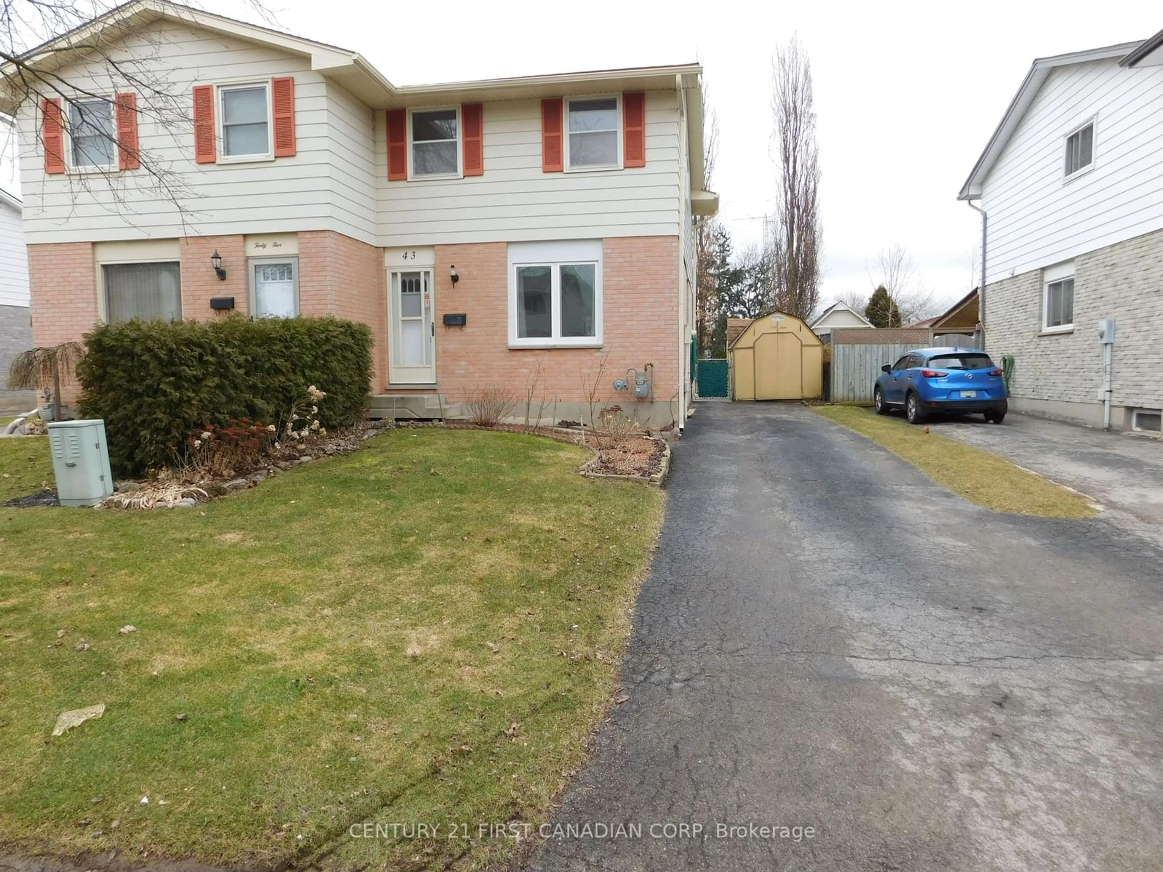 A pic from outside/outdoor area/front of a property/back of a property/a pic from drone, street for 43 Rosamond Cres, London Ontario N6E 2M6