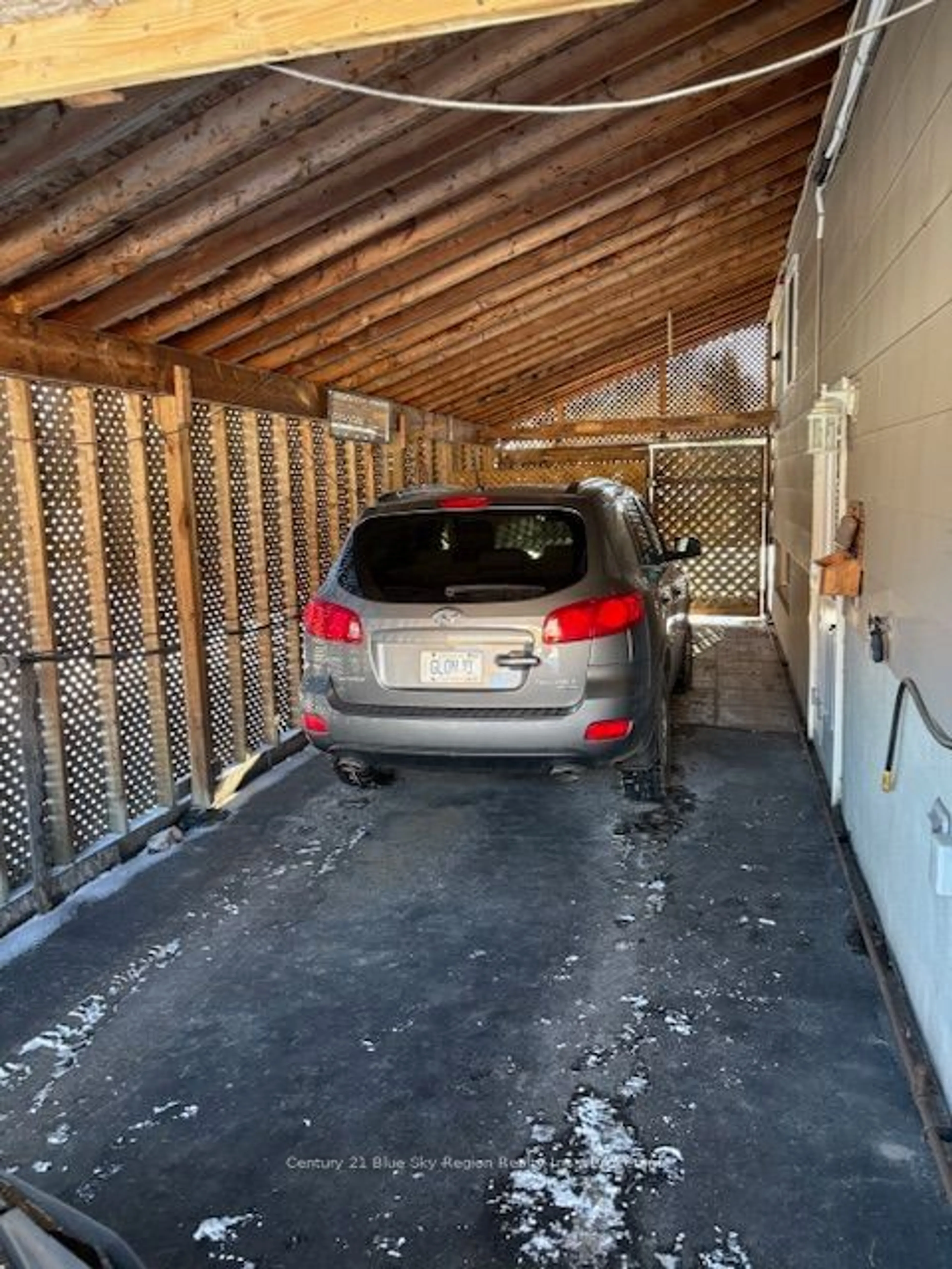 Indoor garage for 1647 High St, North Bay Ontario P1B 6T7