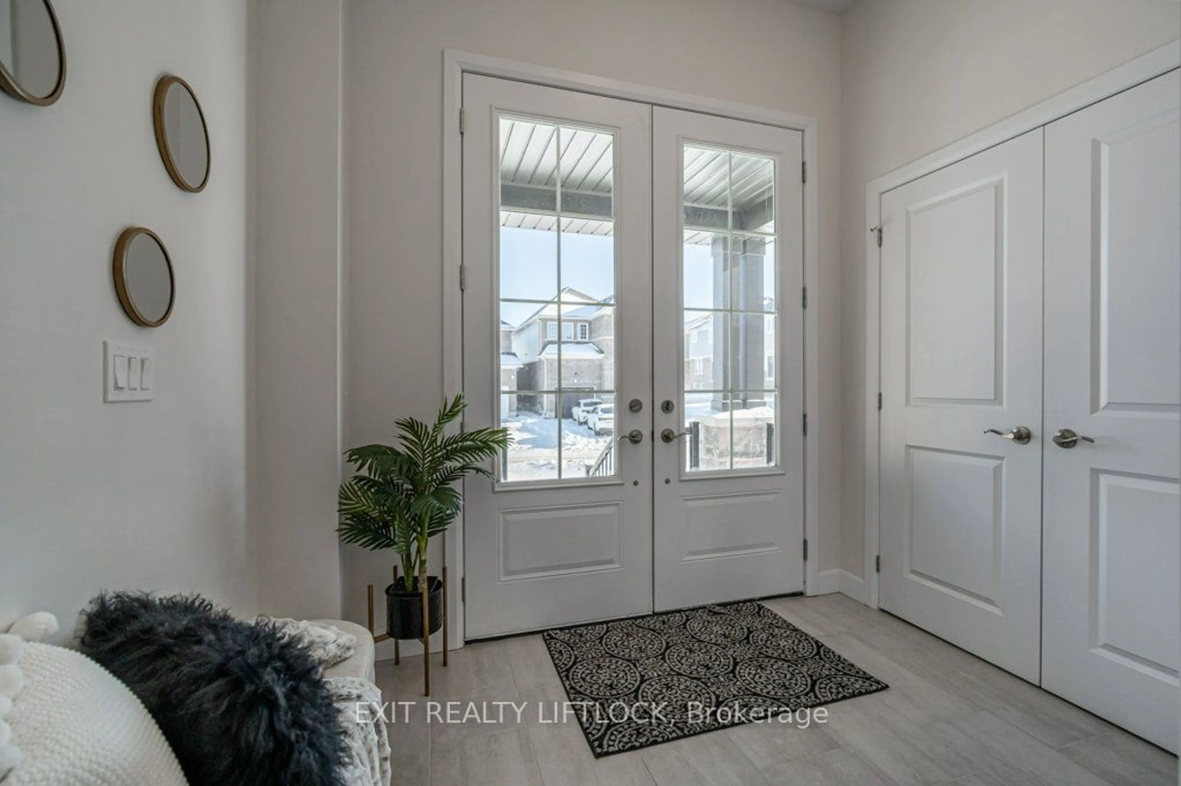 Indoor entryway for 715 Latimer Way, Peterborough Ontario K9K 0H4