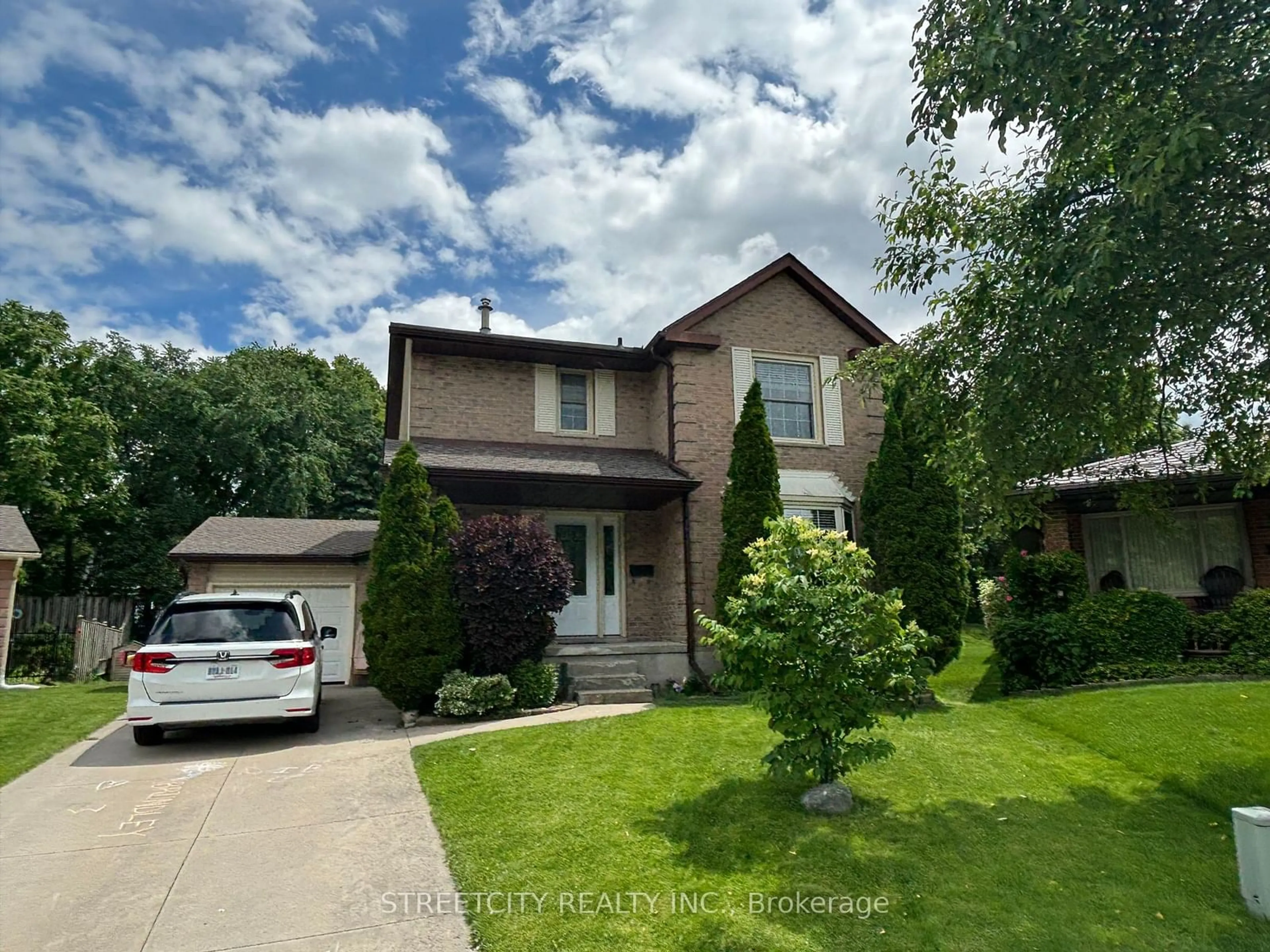 A pic from outside/outdoor area/front of a property/back of a property/a pic from drone, street for 78 Sussex Pl, London Ontario N5Y 5H3