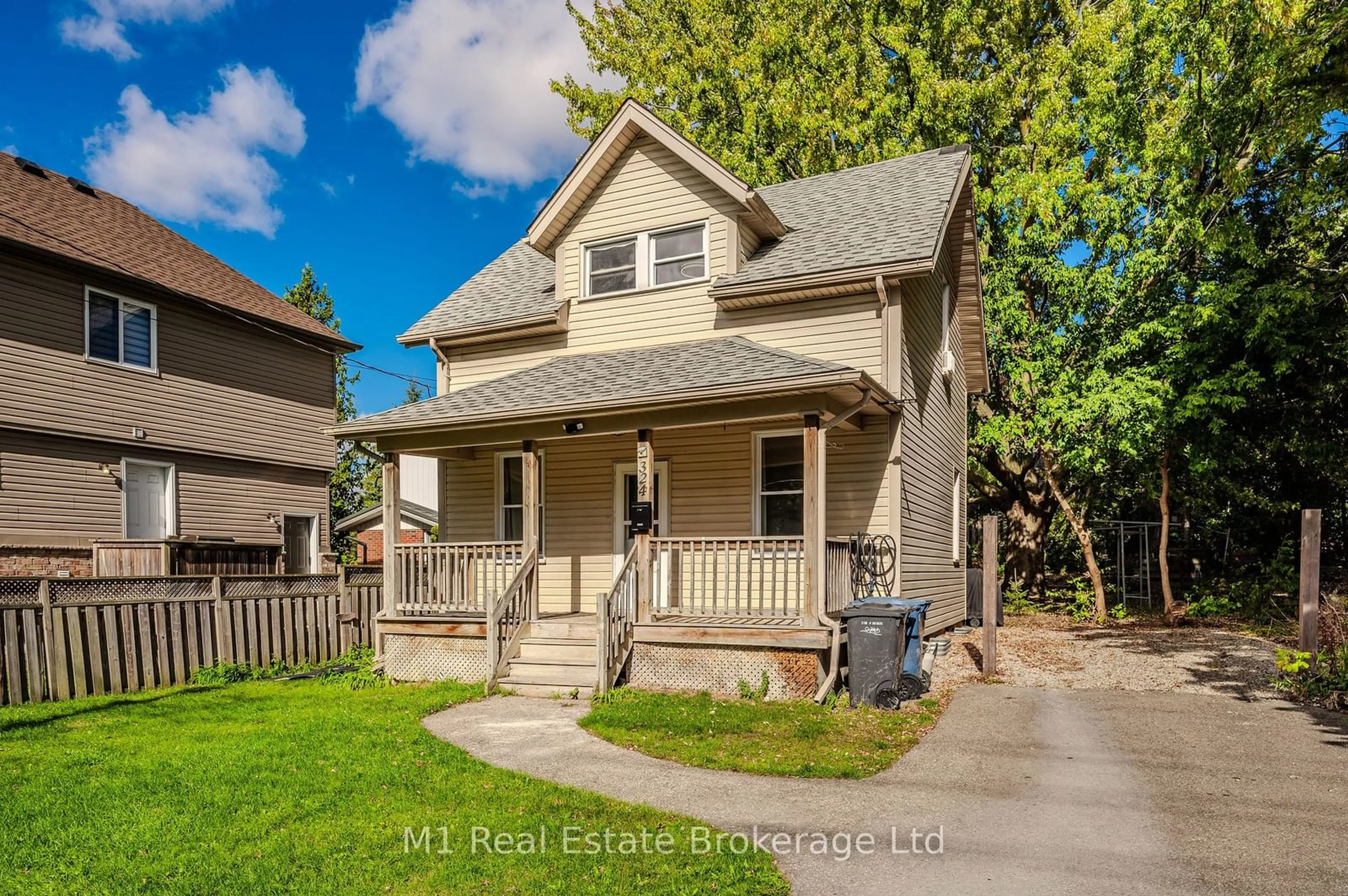 Home with vinyl exterior material, street for 324 EDINBURGH Rd, Guelph Ontario N1G 2K5