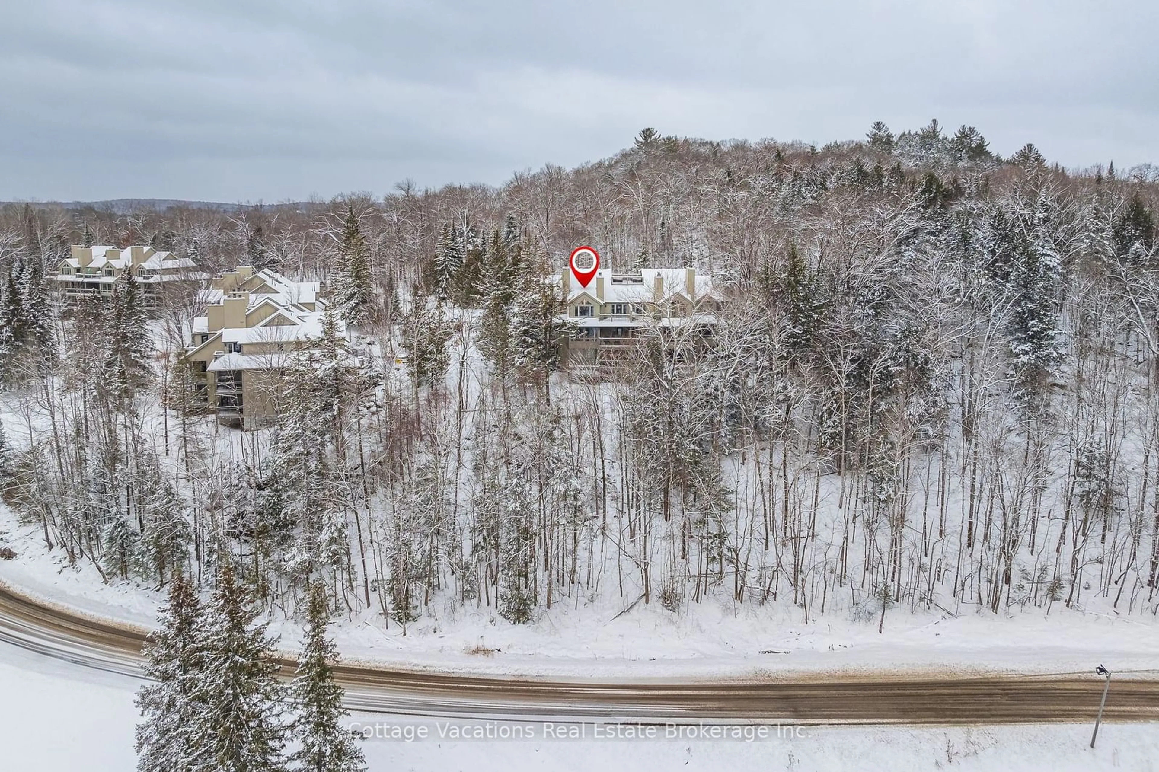 A pic from outside/outdoor area/front of a property/back of a property/a pic from drone, unknown for 3831 Grandview Forest Hill Dr, Huntsville Ontario P1H 2J5