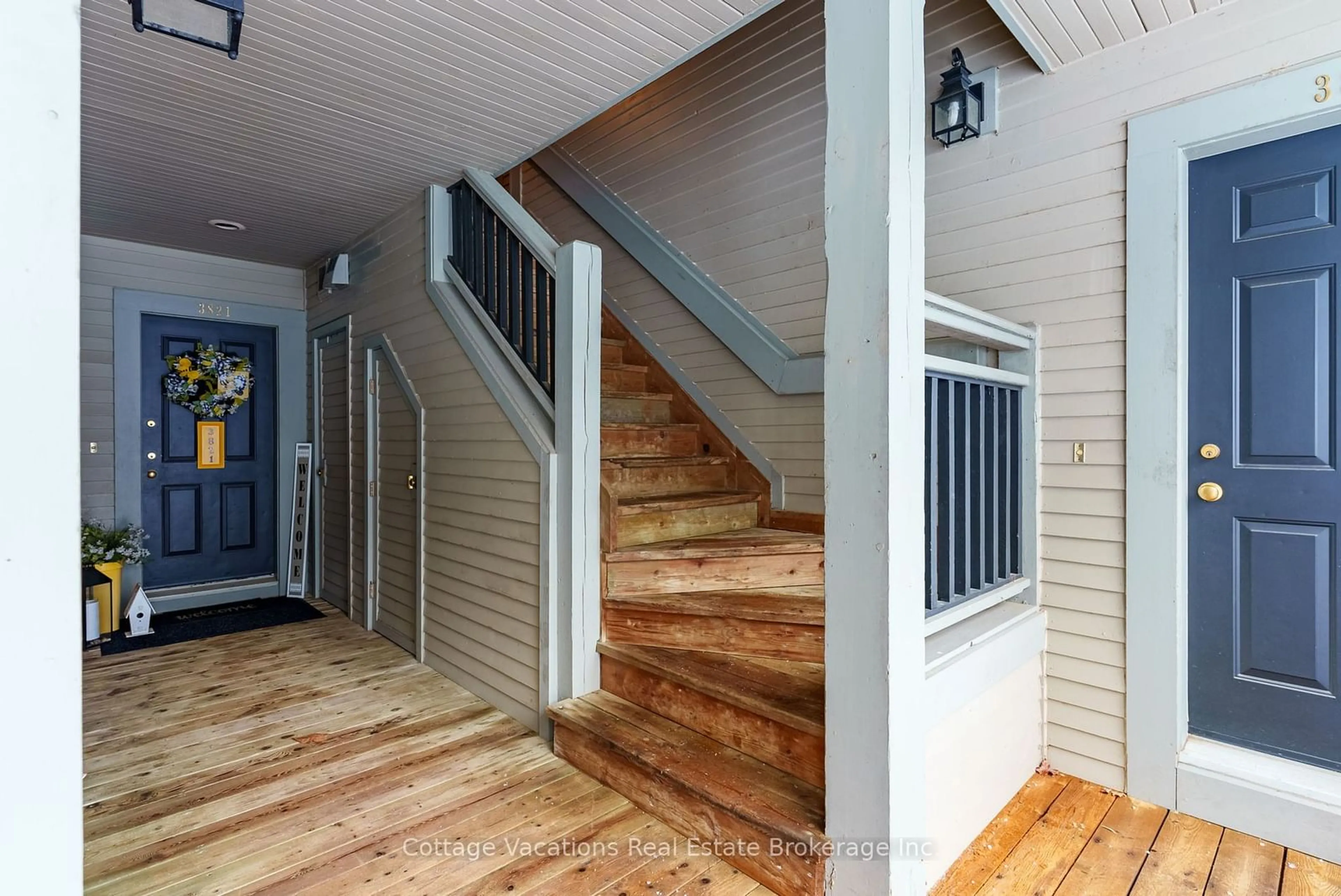 Indoor entryway for 3831 Grandview Forest Hill Dr, Huntsville Ontario P1H 2J5