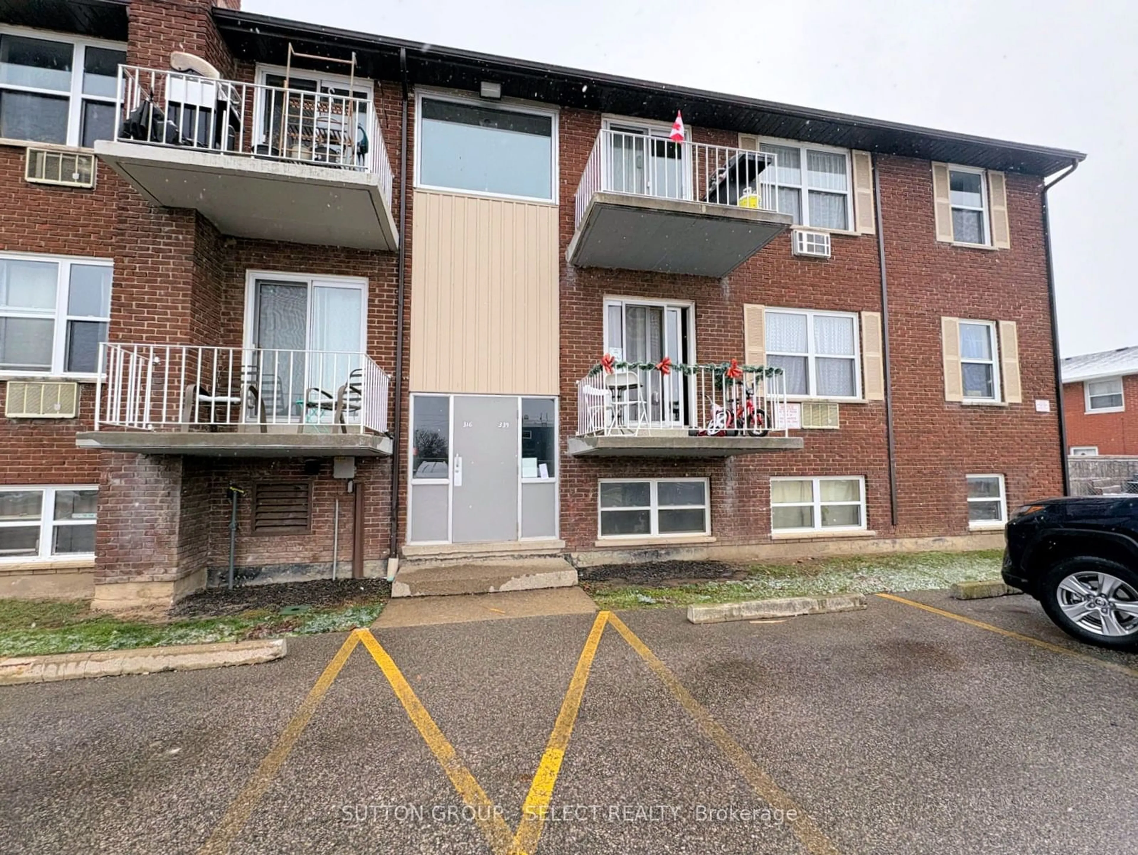 A pic from outside/outdoor area/front of a property/back of a property/a pic from drone, unknown for 122 Riverview Dr #338, Chatham-Kent Ontario N7M 1A5