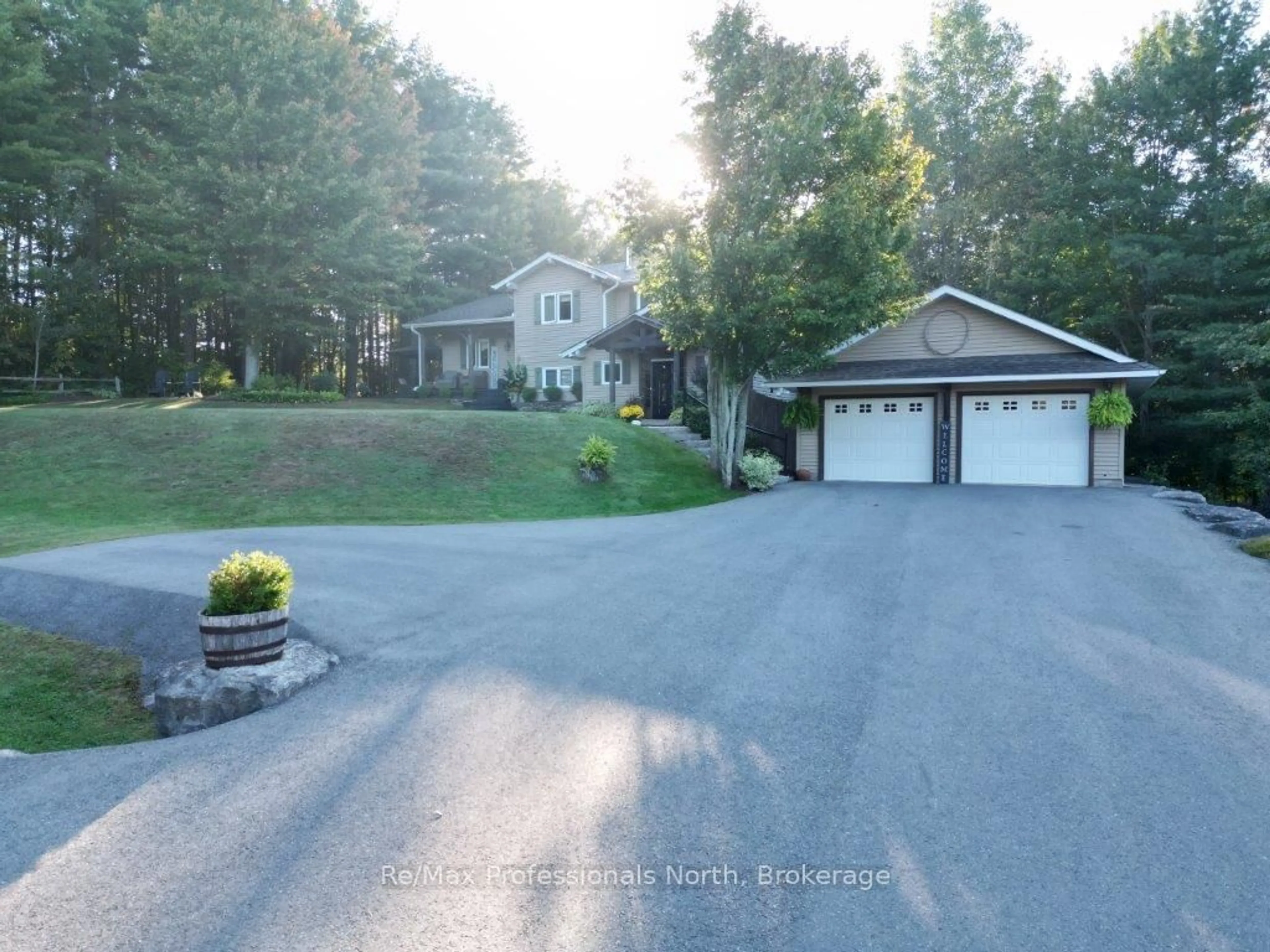 A pic from outside/outdoor area/front of a property/back of a property/a pic from drone, street for 1024 PRENTISKOKA HEIGHTS Rd, Minden Hills Ontario K0M 2K0