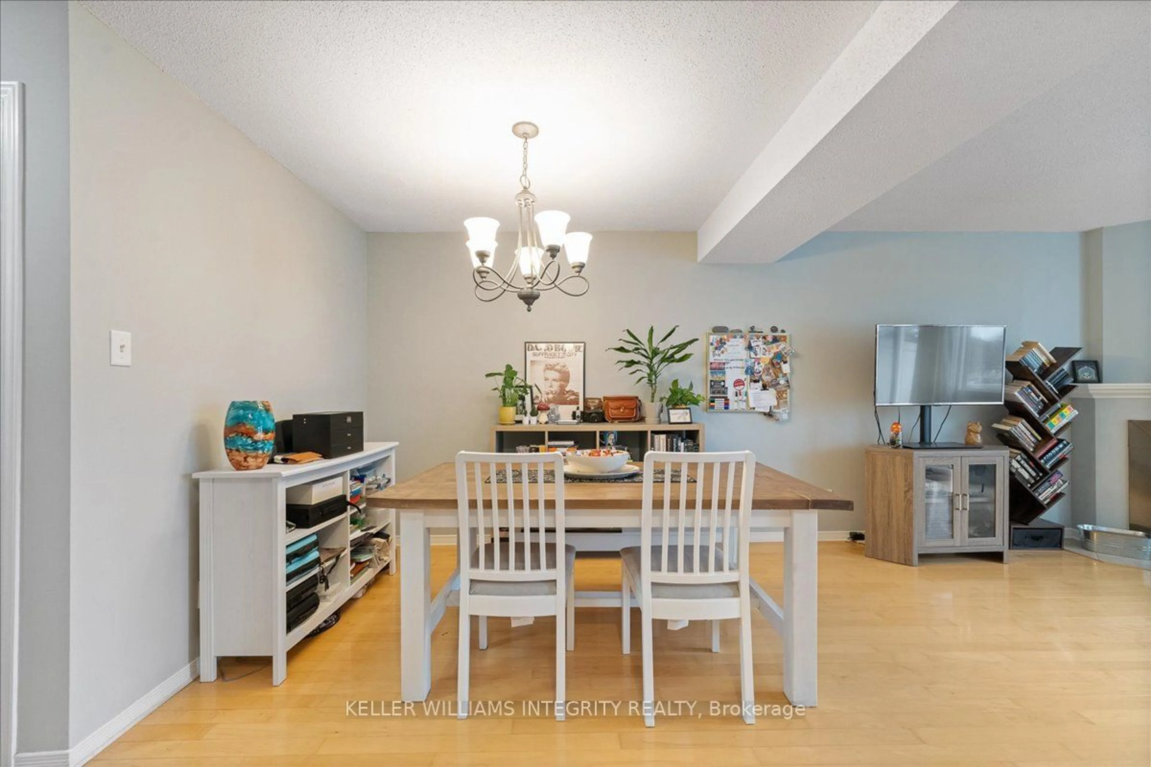 Dining room, wood/laminate floor for 6060 RED WILLOW Dr, Orleans - Convent Glen and Area Ontario K1C 7J5