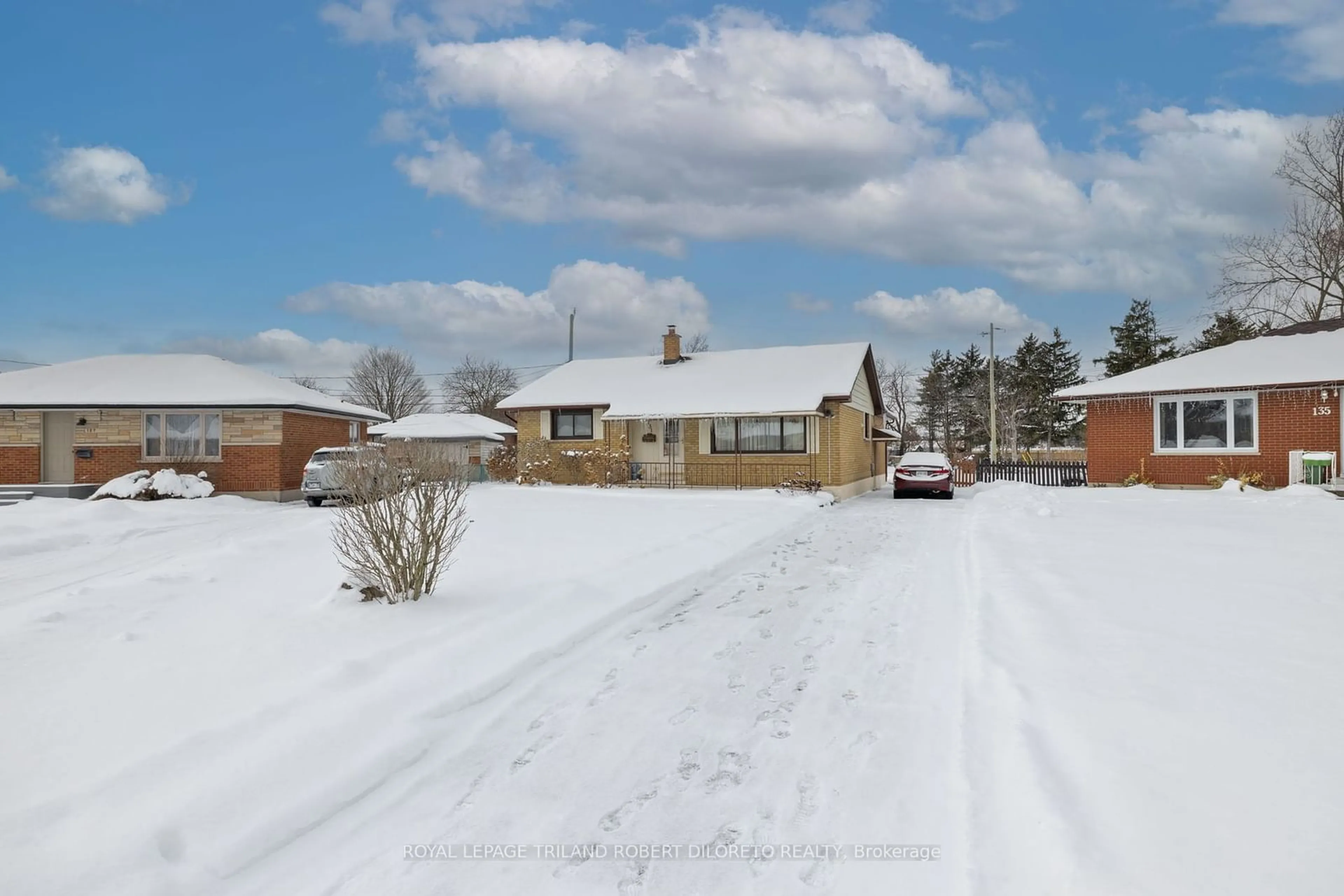 A pic from outside/outdoor area/front of a property/back of a property/a pic from drone, street for 131 Susan Ave, London Ontario N5V 2G3