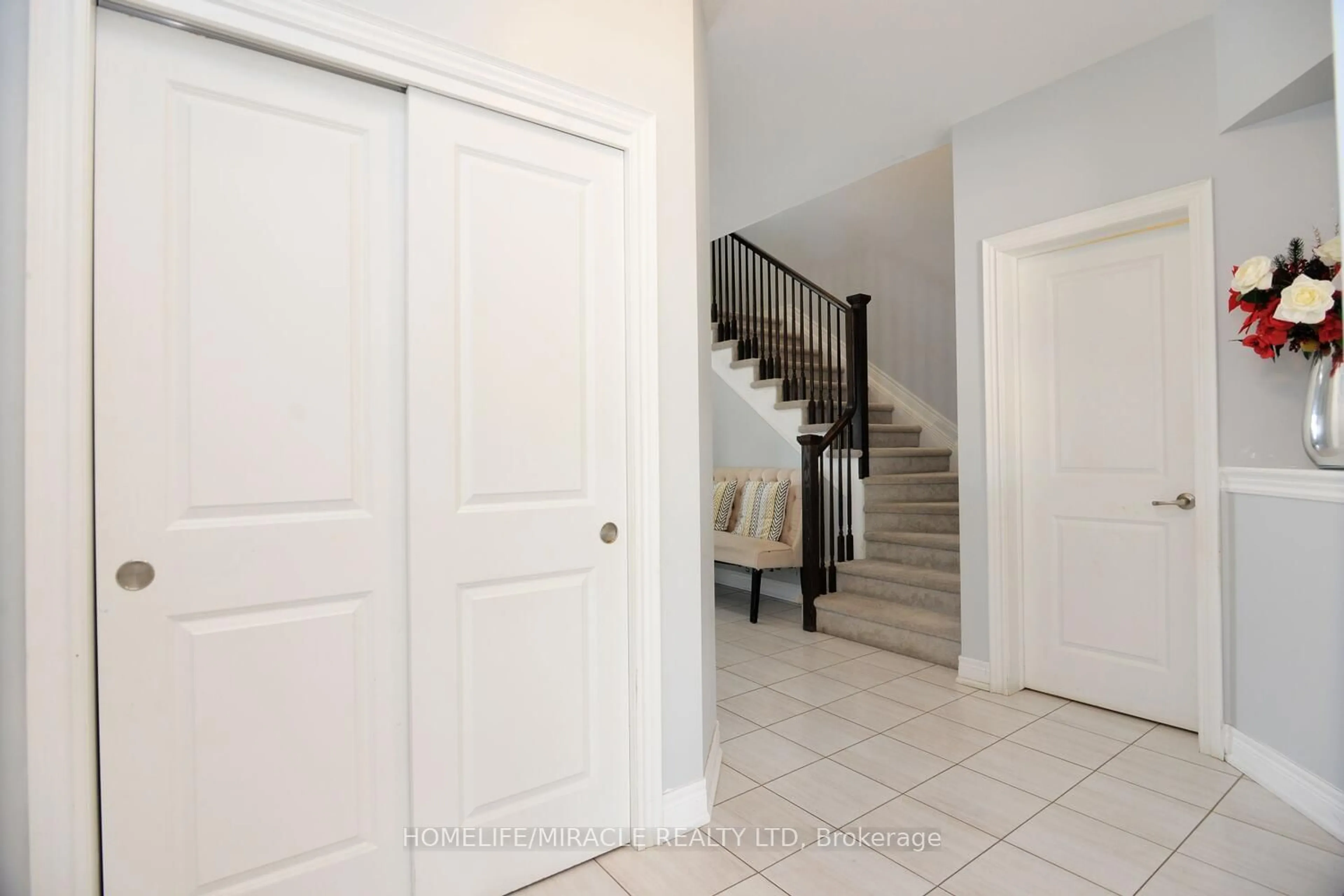 Indoor entryway for 18 Swan Ave, Pelham Ontario L0S 1E5