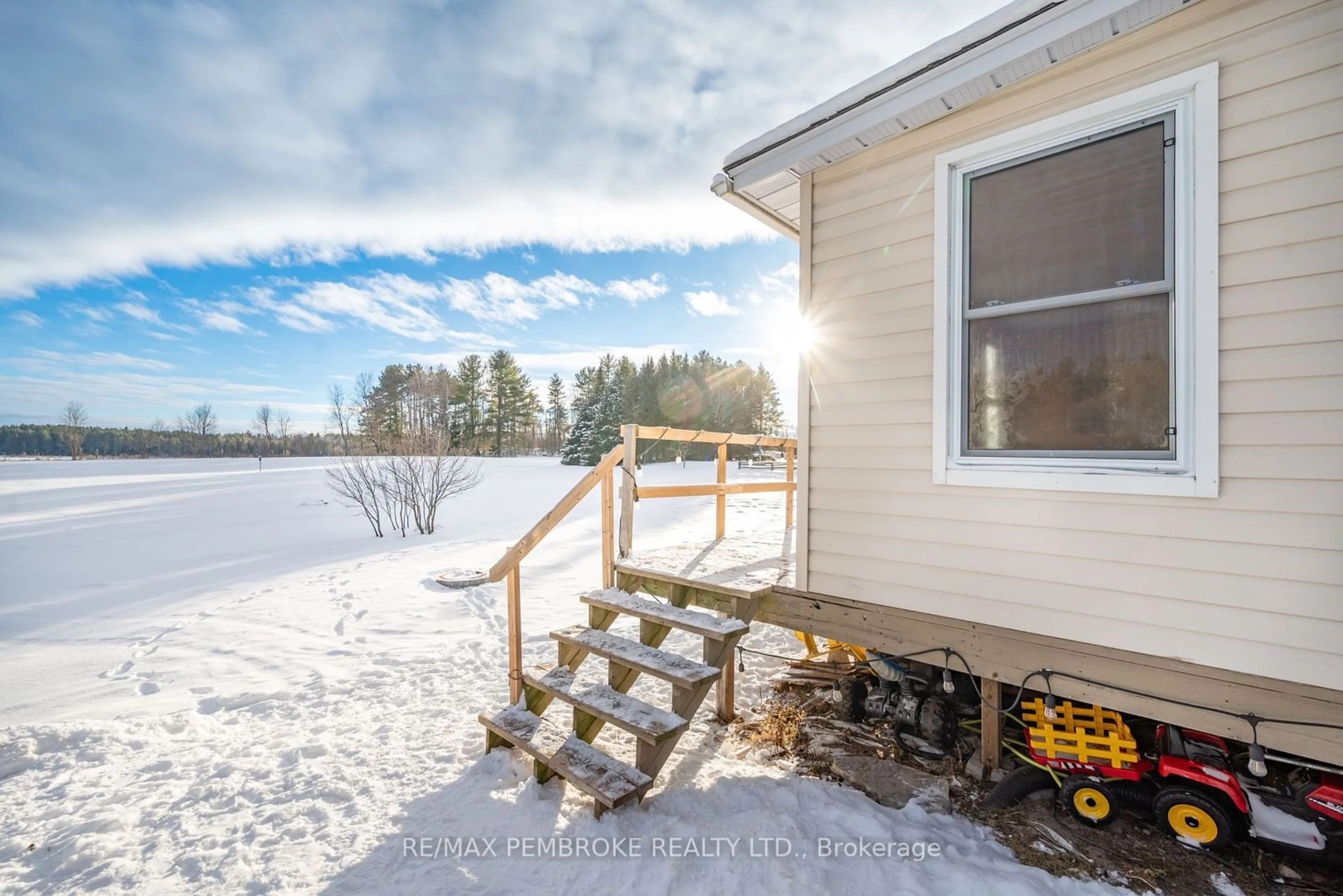 A pic from outside/outdoor area/front of a property/back of a property/a pic from drone, unknown for 1683 Forest Lea Rd, Laurentian Valley Ontario K8A 6W6