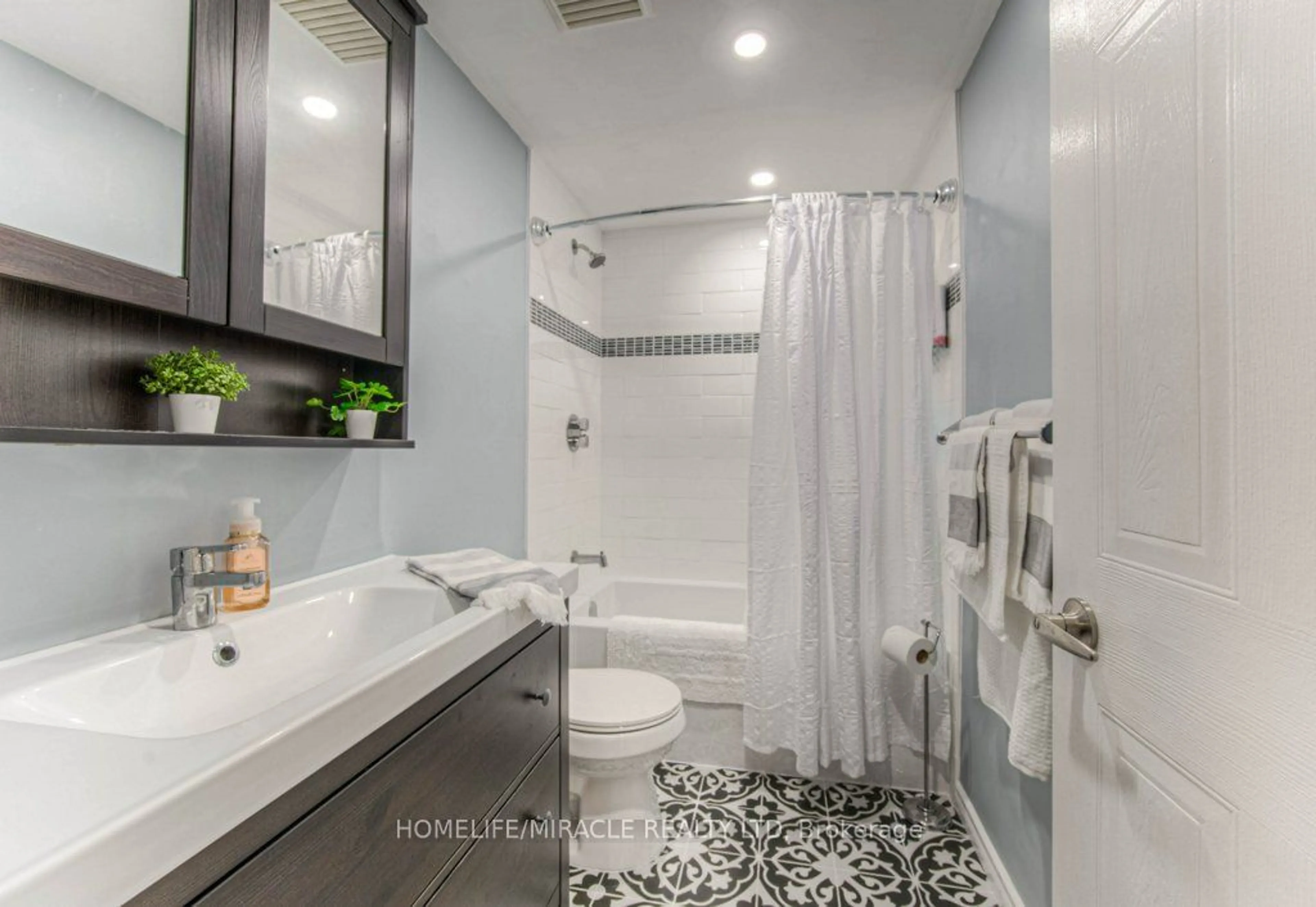 Contemporary bathroom, ceramic/tile floor for 32 Amanda Walk, Cambridge Ontario N3C 4K8