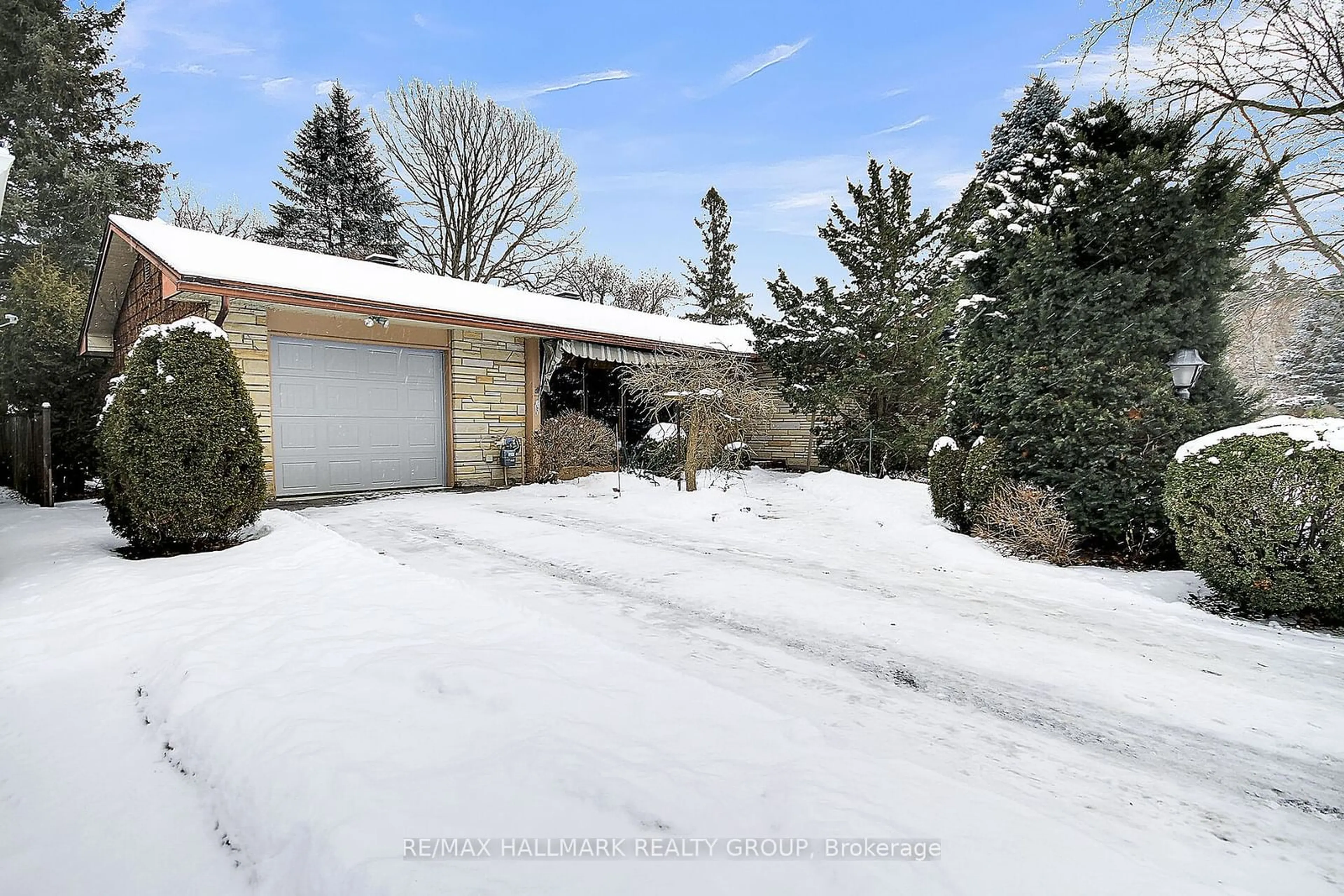 A pic from outside/outdoor area/front of a property/back of a property/a pic from drone, street for 7 Dickson St, Qualicum - Bruce Farm - Greenbelt and Area Ontario K2H 7H6