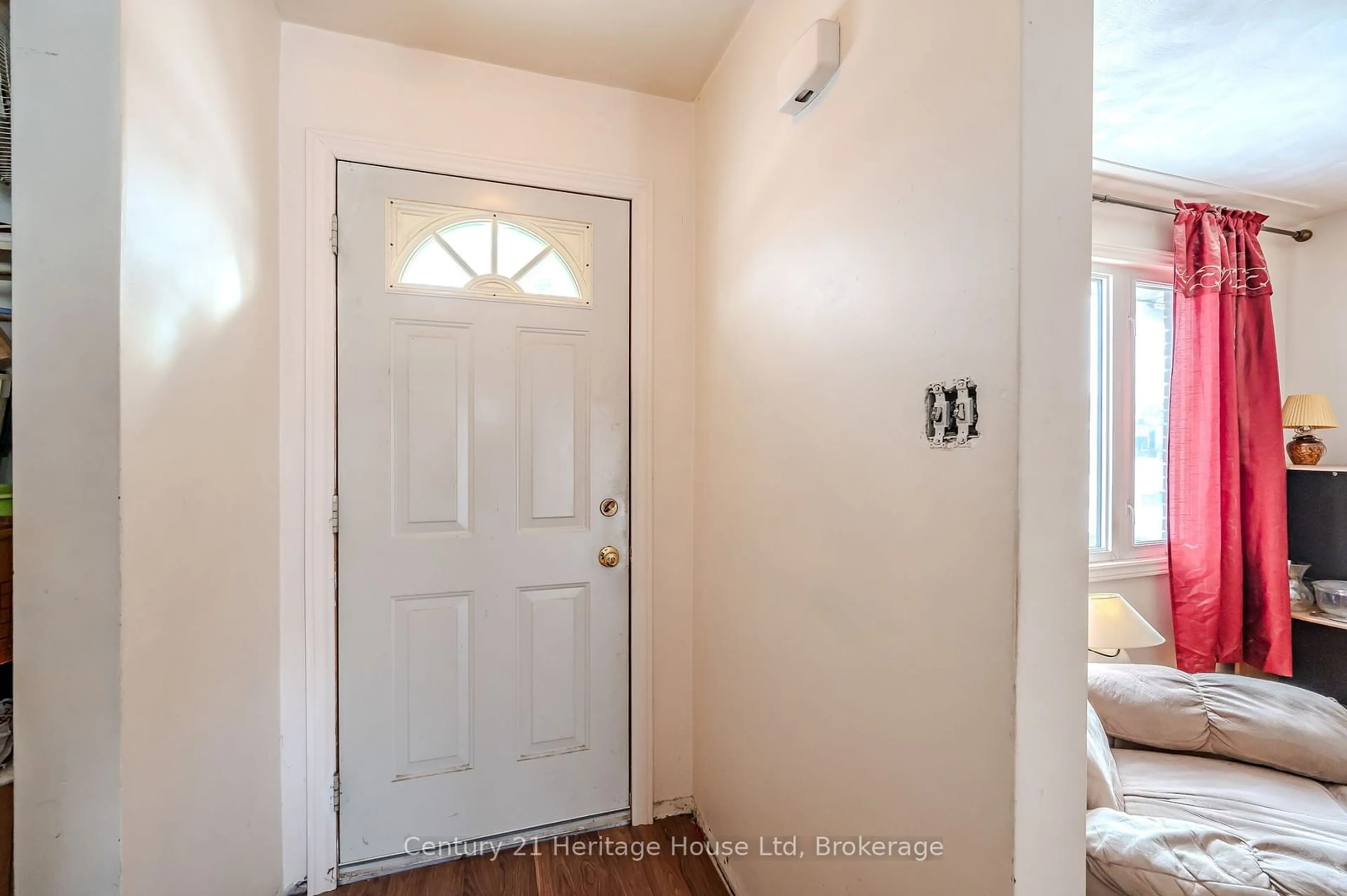 Indoor entryway for 41 Roberts Cres, Kitchener Ontario N2E 1A6