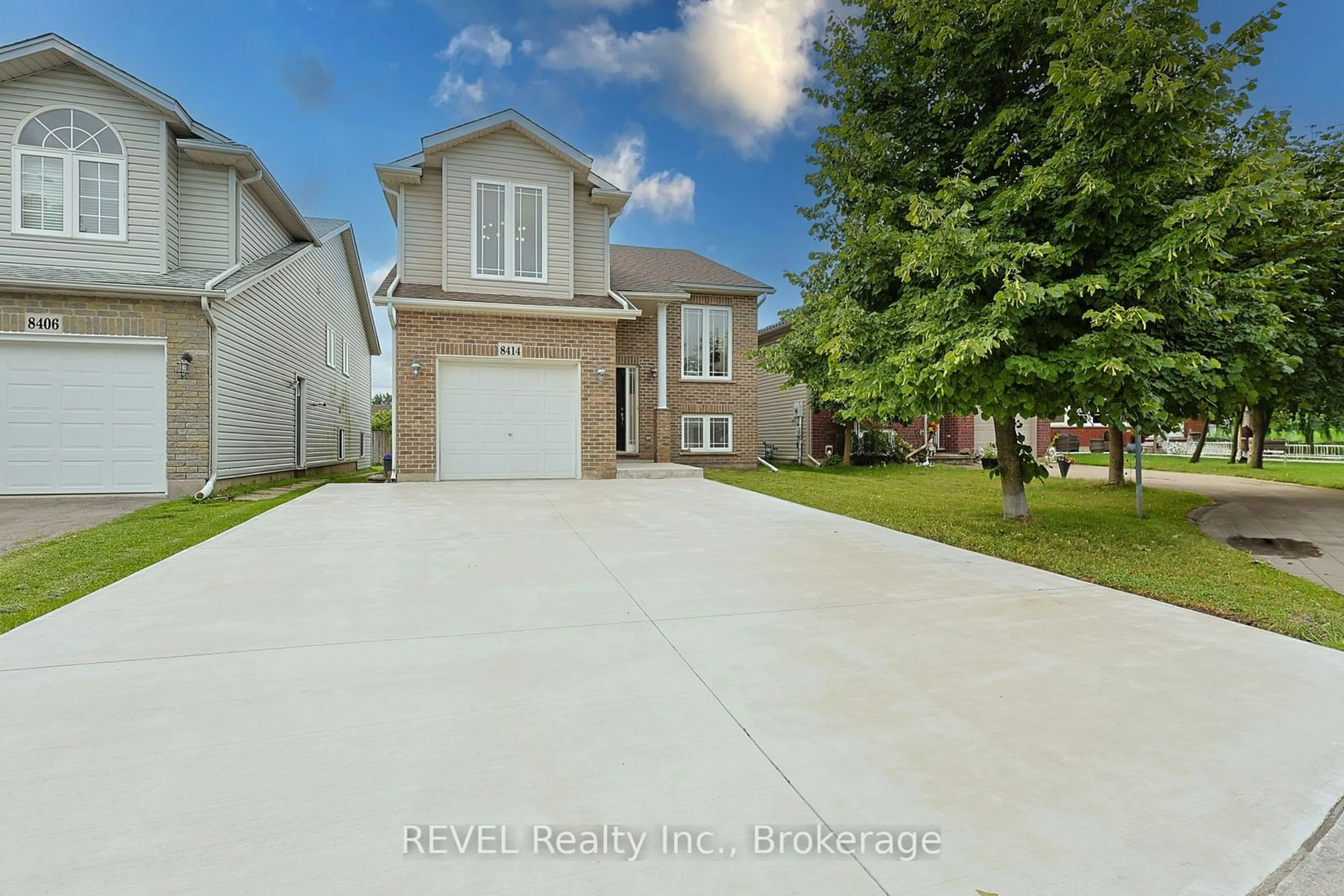 Home with vinyl exterior material, street for 8414 Atack Crt, Niagara Falls Ontario L2H 3N4